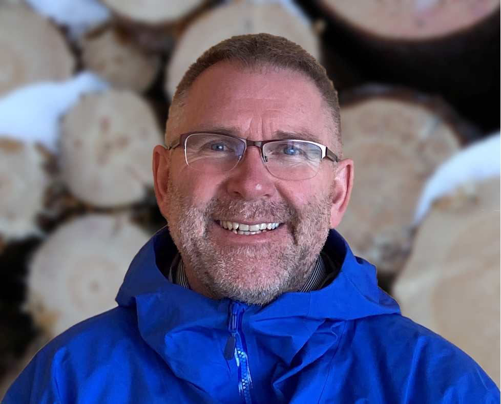 Håkon Bakken foran tømmerlunne_teaser web.jpg