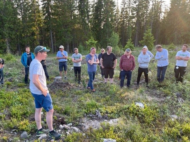 Bildet viser ferske skogeiere i Vinger Odal på kurskveld til skogs.