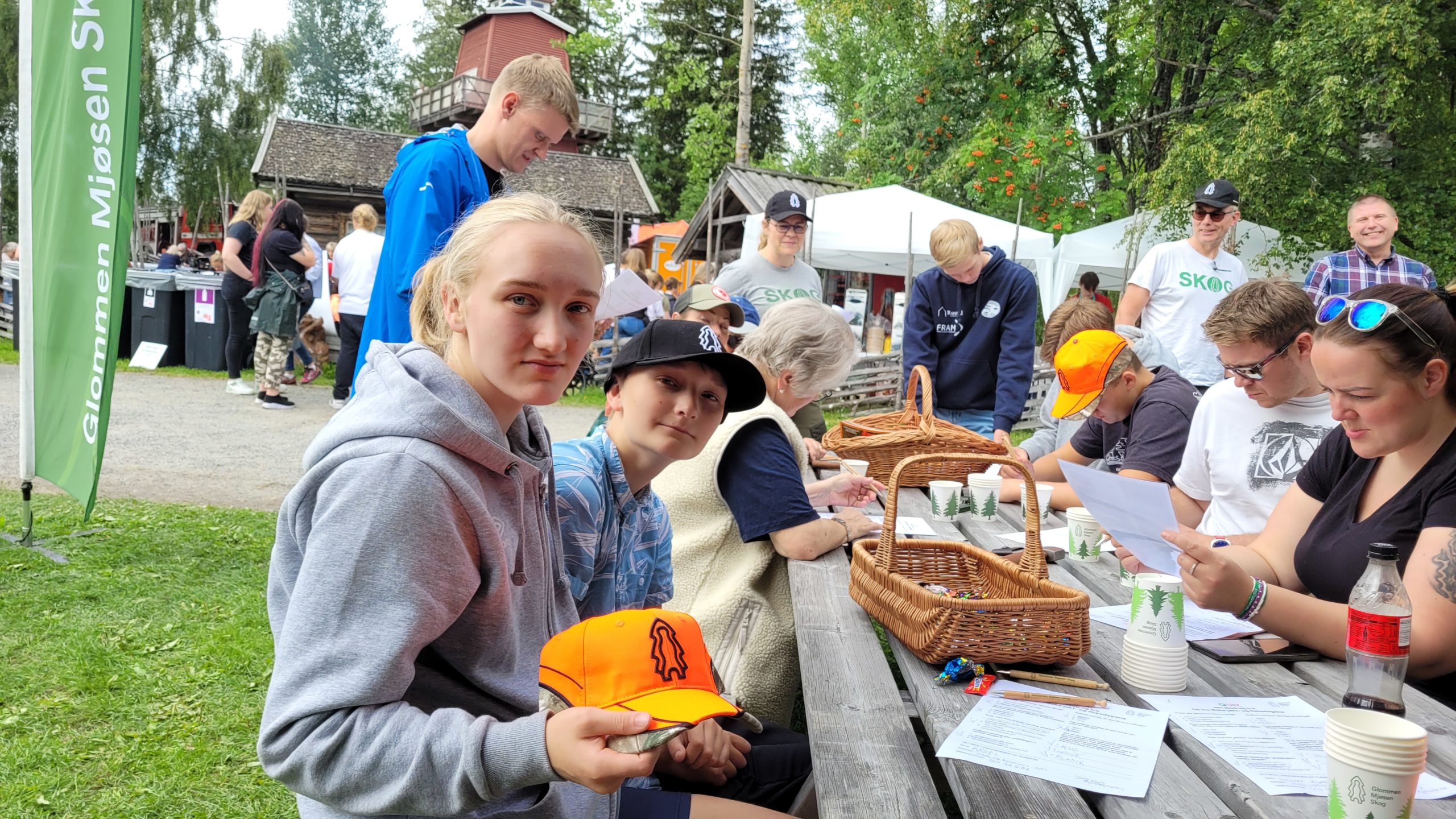 Oppgaveløsning for publikum på Glommen Mjøsen Skog sin stand på jakt- og fiskedagene i Elverum.
