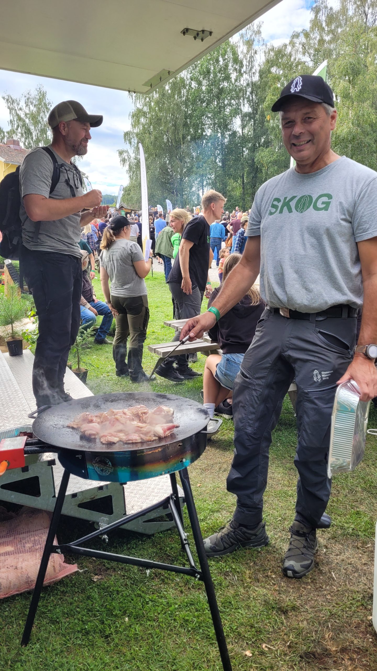 Terje Hammer serverte bålkaffe og stekt flesk på Glommen Mjøsen Skog sin stand på jakt- og fiskedagene i Elverum.