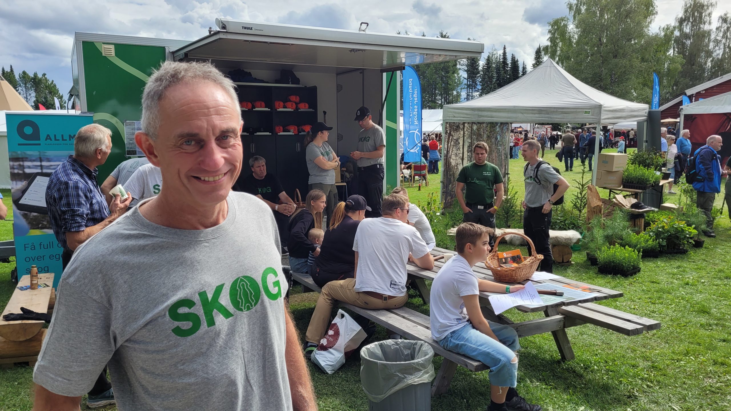 Gudmund Nordtun foran Glommen Mjøsen Skog sin stand på jakt- og fiskedagene i Elverum.