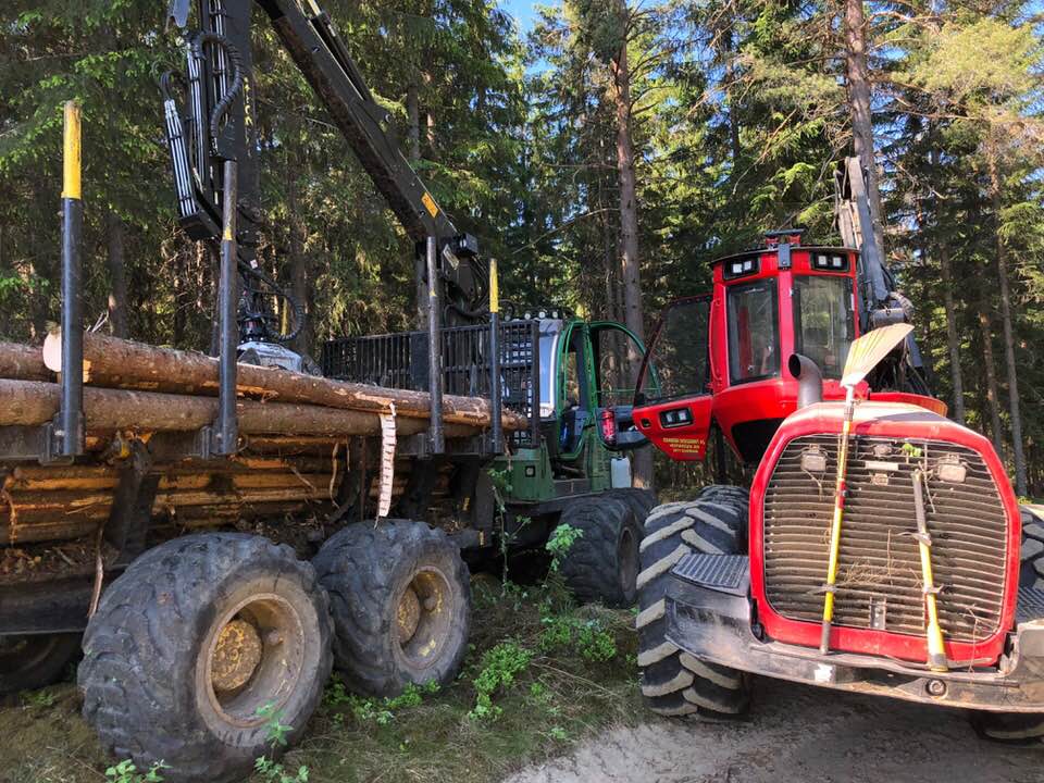 Bildet viser skogsmaskiner med brannutstyr montert på og kjettingene av.
