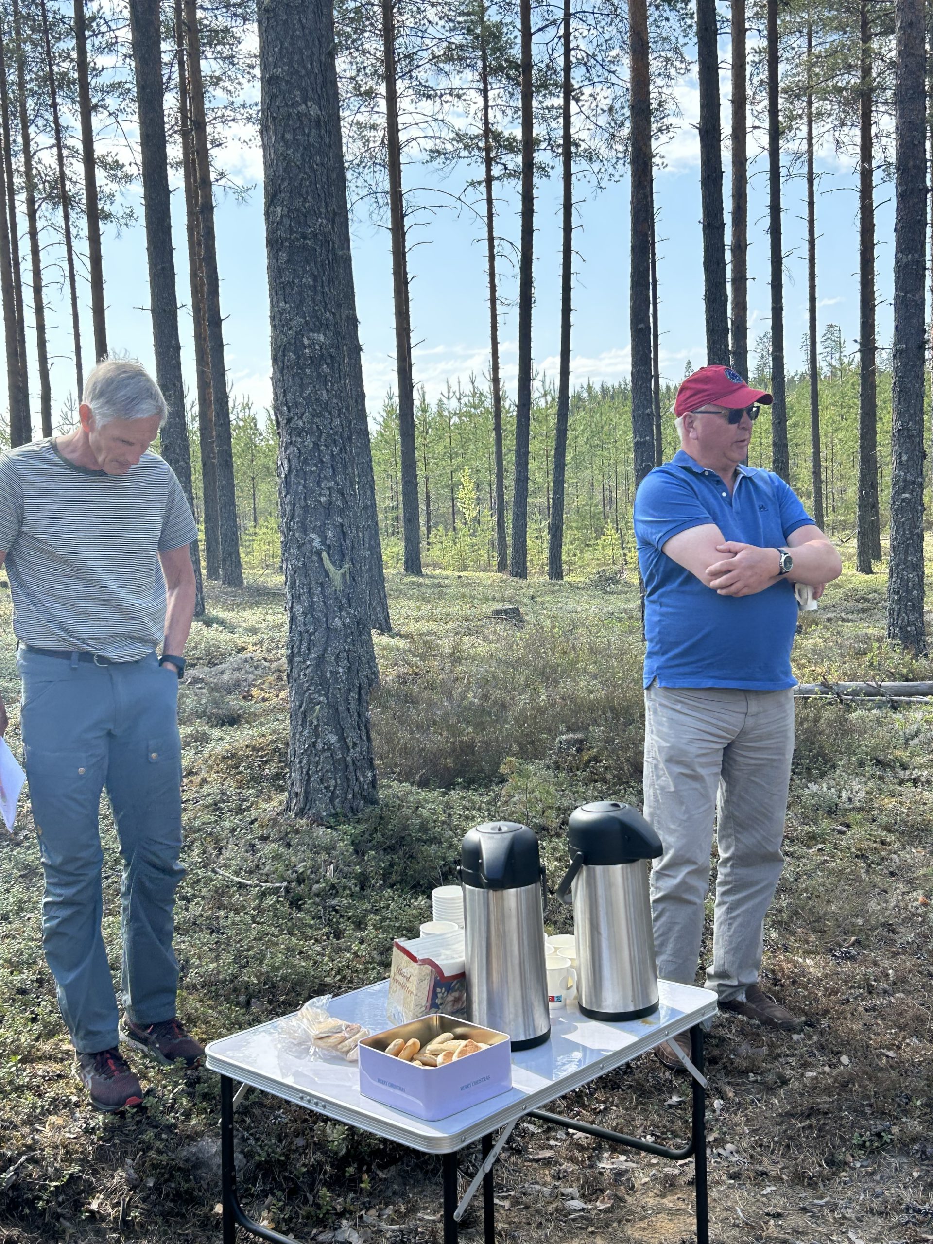 Bilder viser daglig leder i kommuneskogen, Tore Gresmo, og styreleder Arne Ivar Øvergaard på befaringen på brannfeltet.