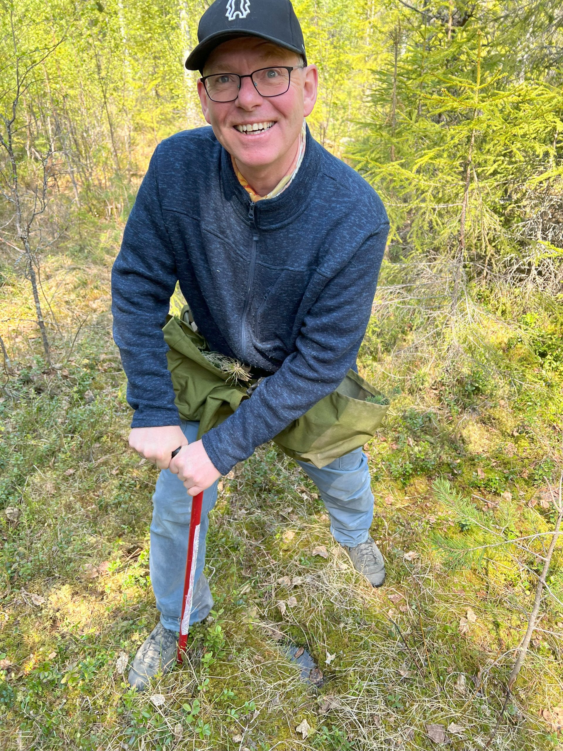 Bildet viser Jon Kristiansen i NHO Innlandet som prøver seg på skogplanting.