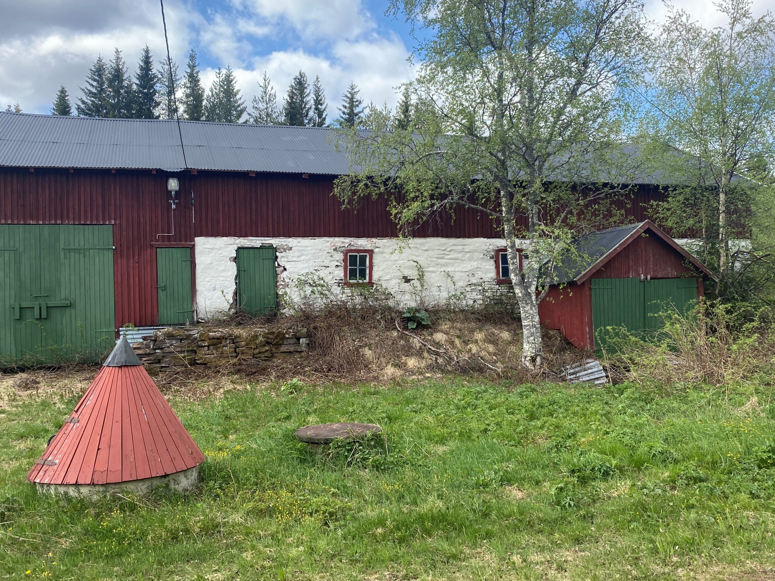 Bildet viser fjøset på gården Floden som er det eneste i Norge av Trysilsandstein.