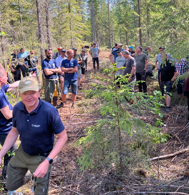 Bildet viser skogeiere ute i skogen som får en gjennomgang av den ny PEFC Skogstandard.