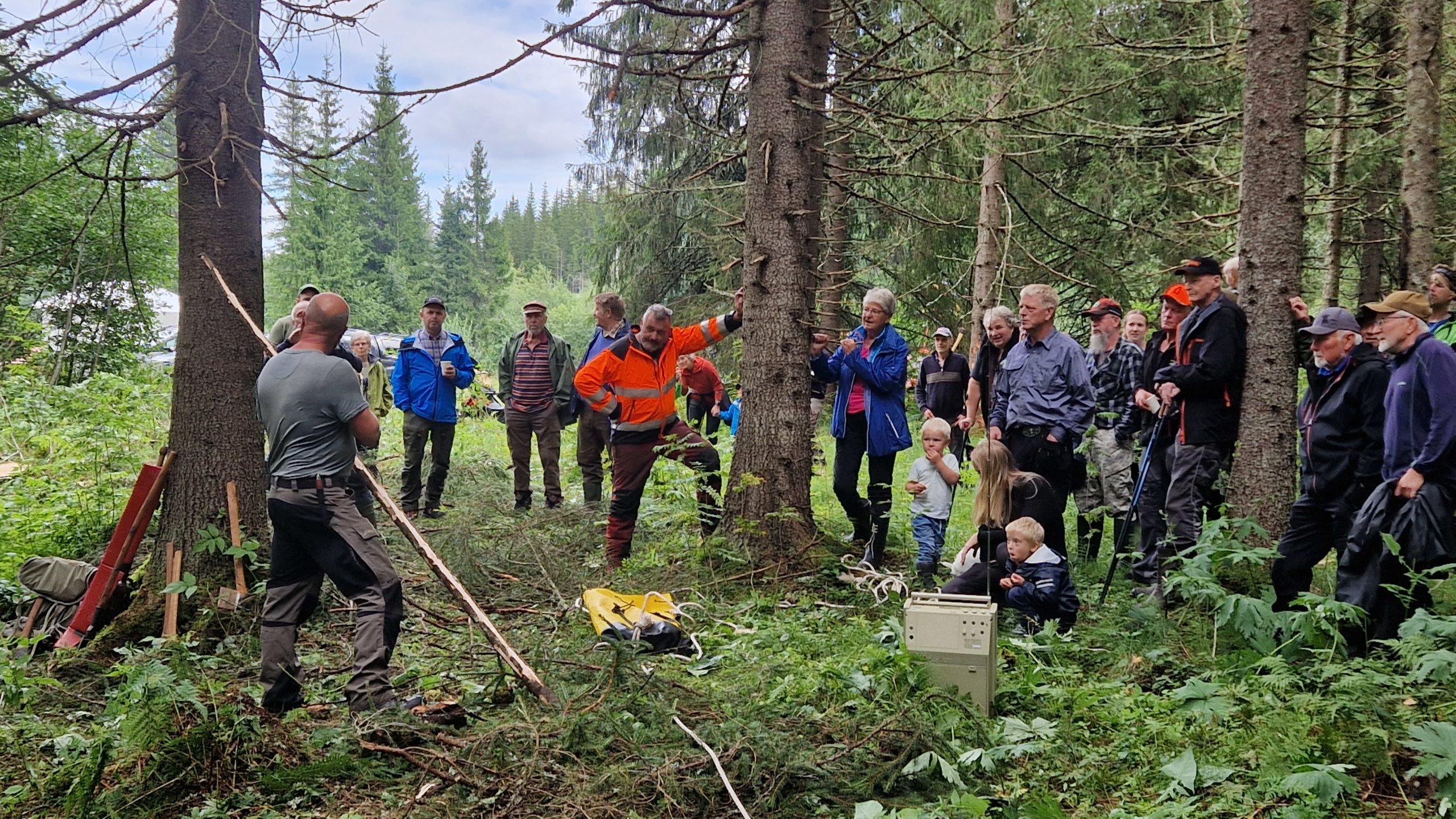 Mennesker samlet i skogen.