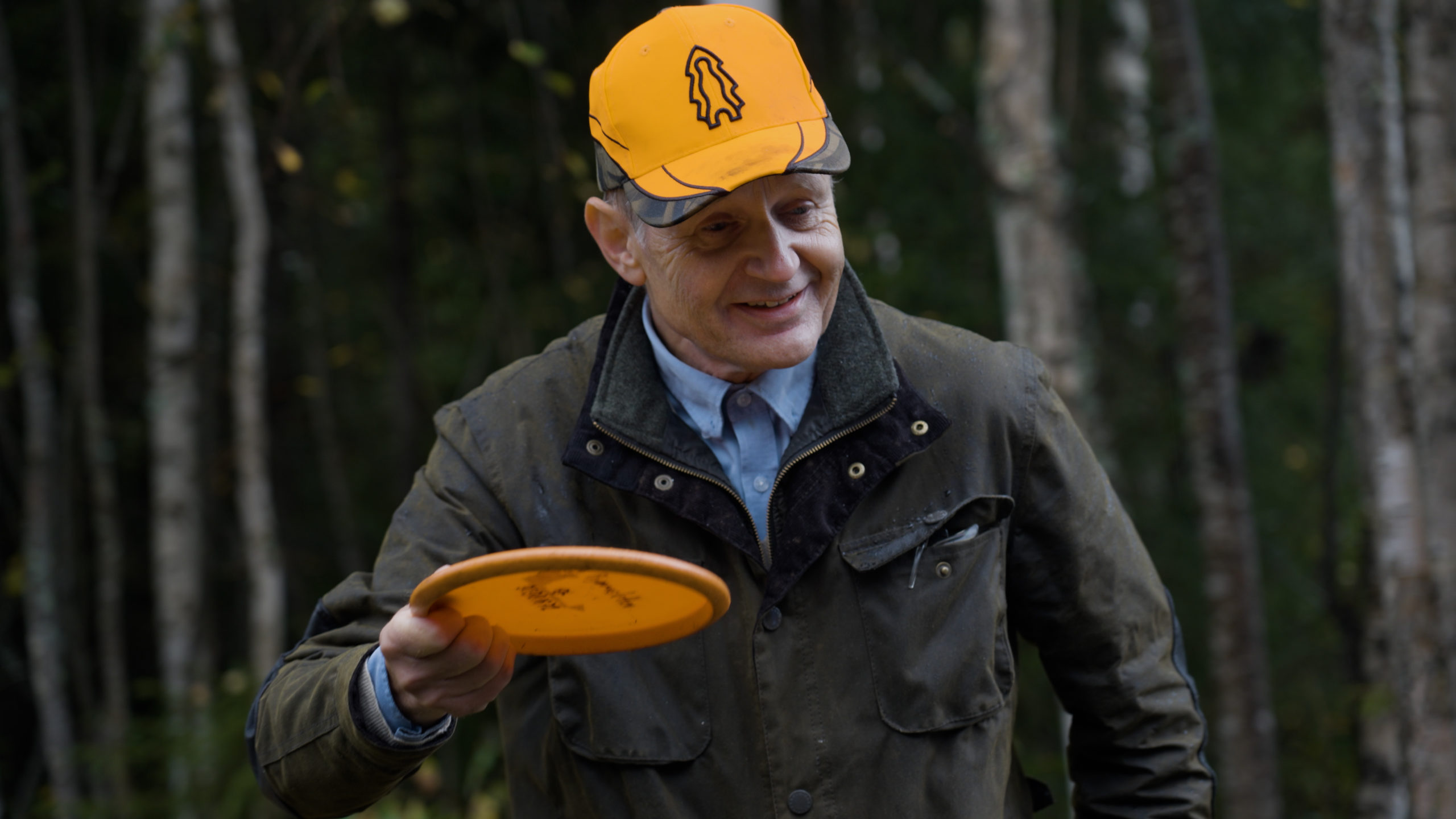 Portrett av Johan Enger med en frisbee i hånden.