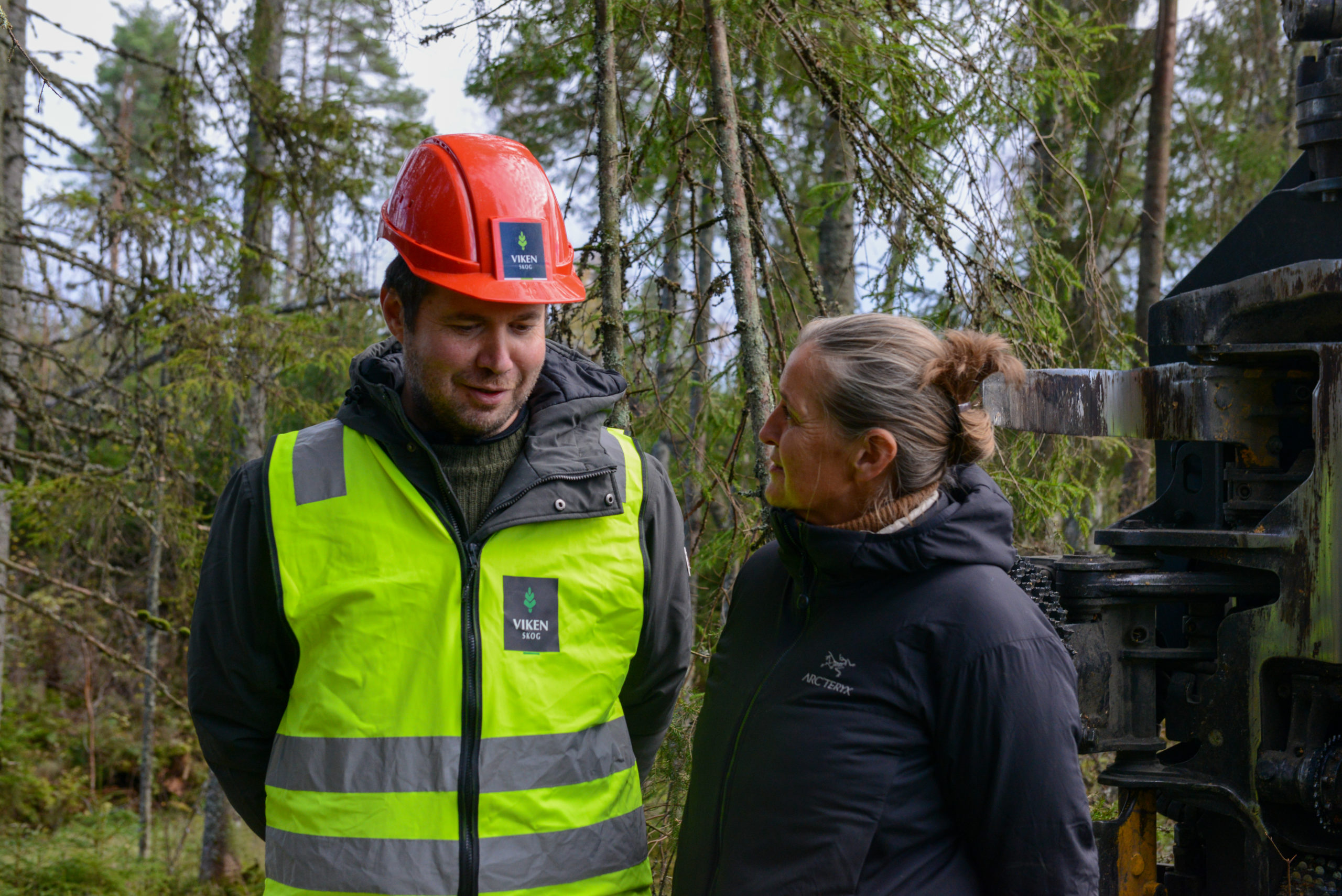 Heidi Hemstad i samtale med Geir Pollestad (med hjelm og refleksvest).