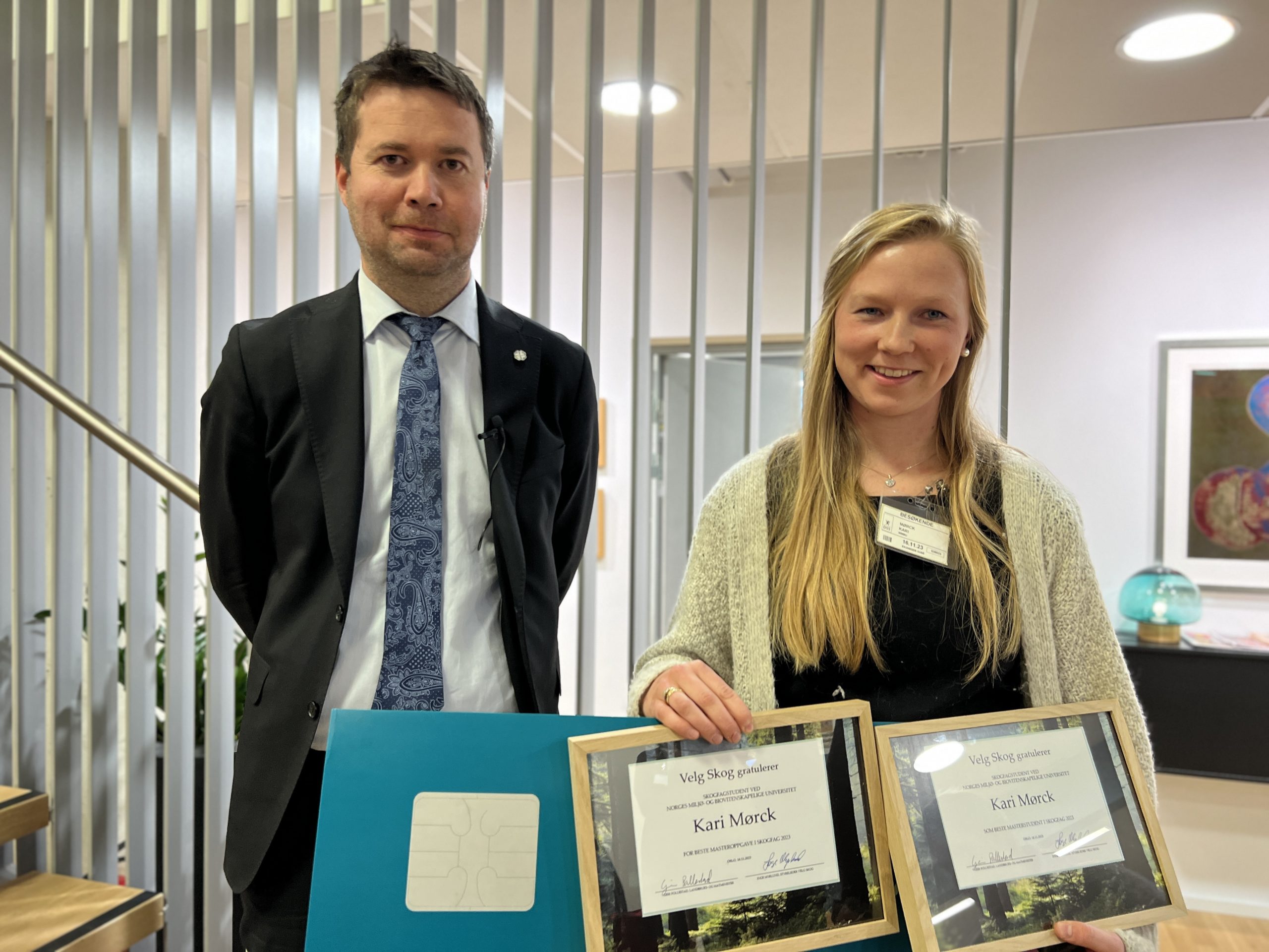 Geir Pollestad og Kari Hunstad Mørck med diplomer og gavesjekk.