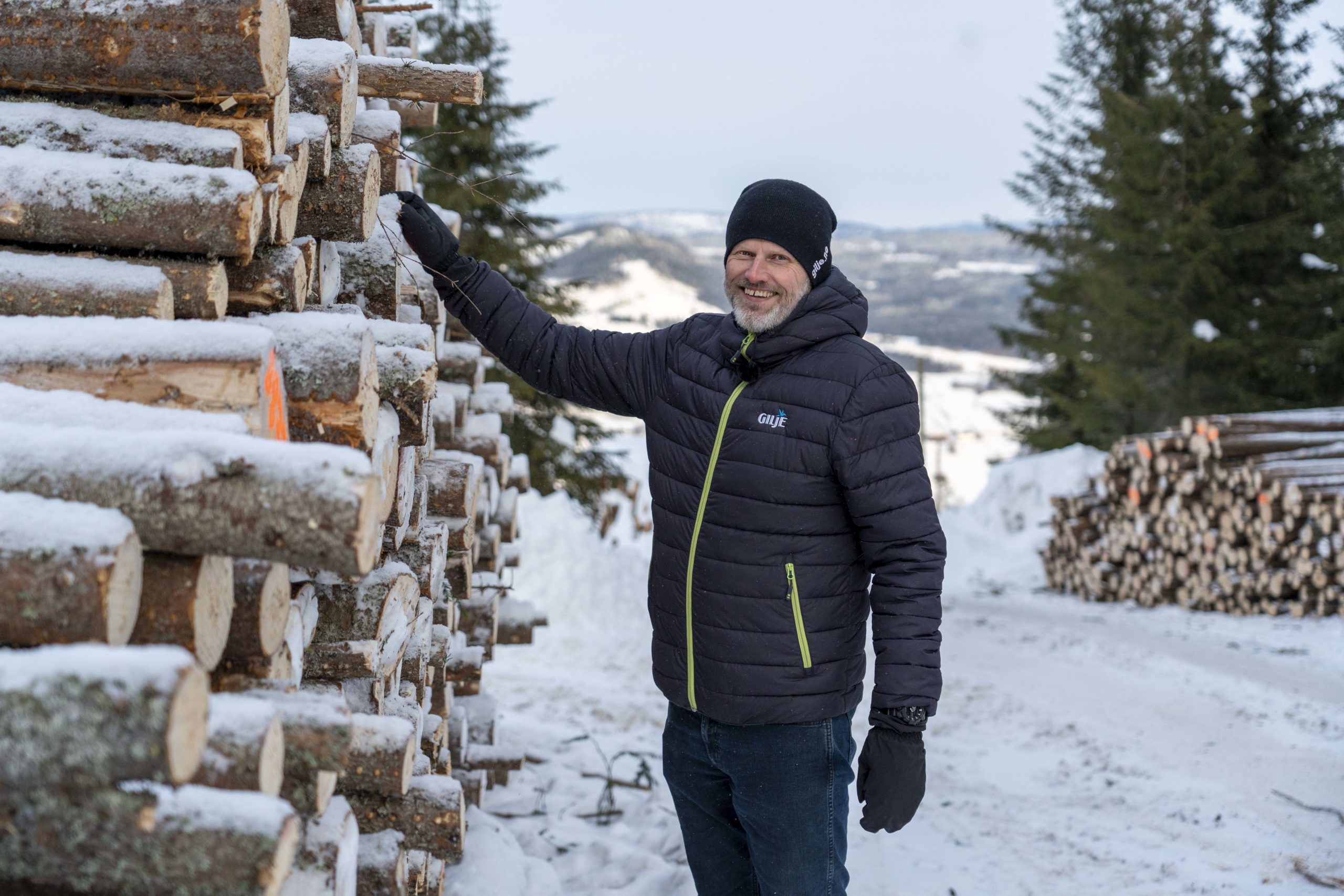 Hans Erik Smedsrud ved en tømmerlunne.