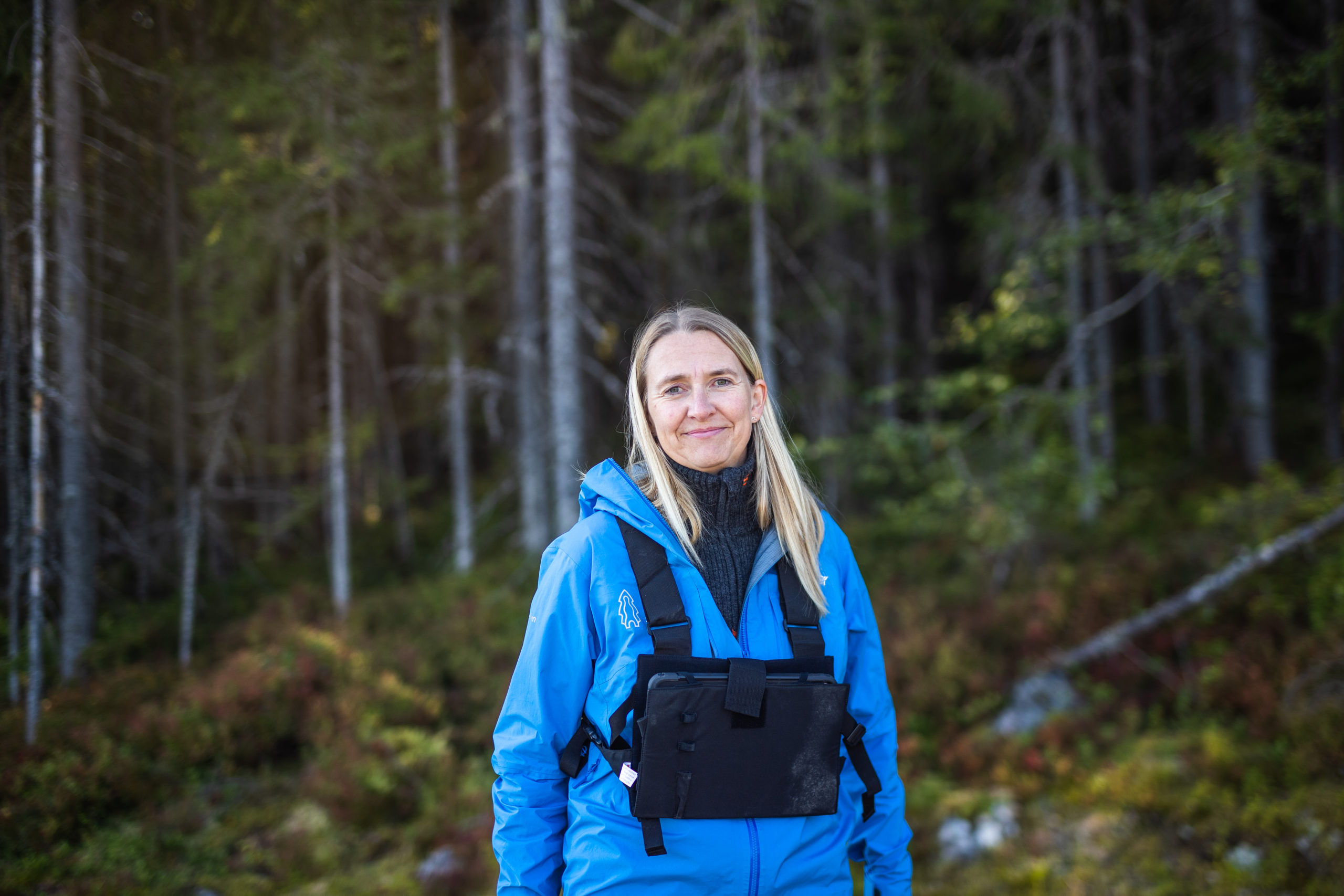 Portrett av Anne Guri Kløvstad i skogen.