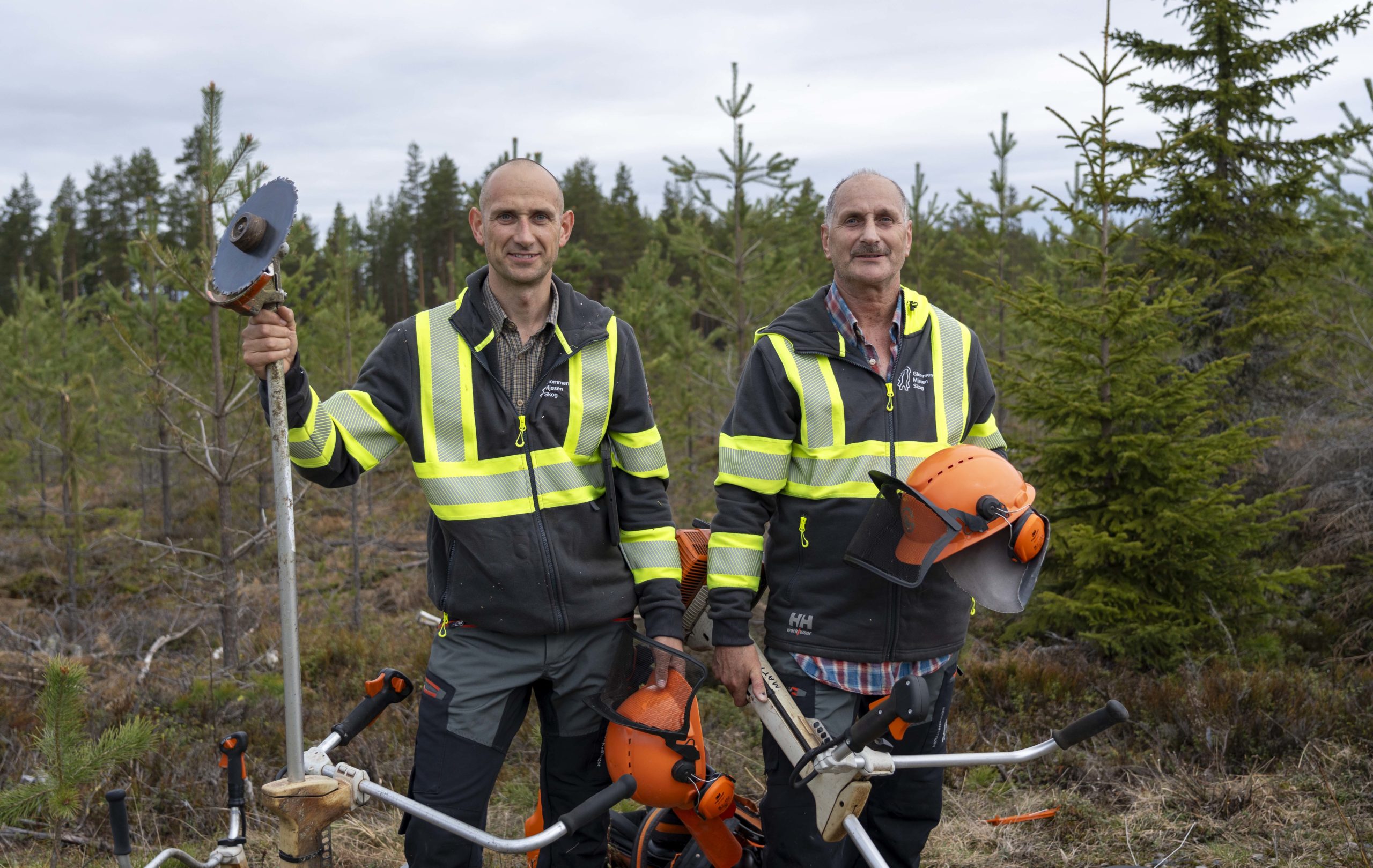 Skogsarbeidere med ryddesag.