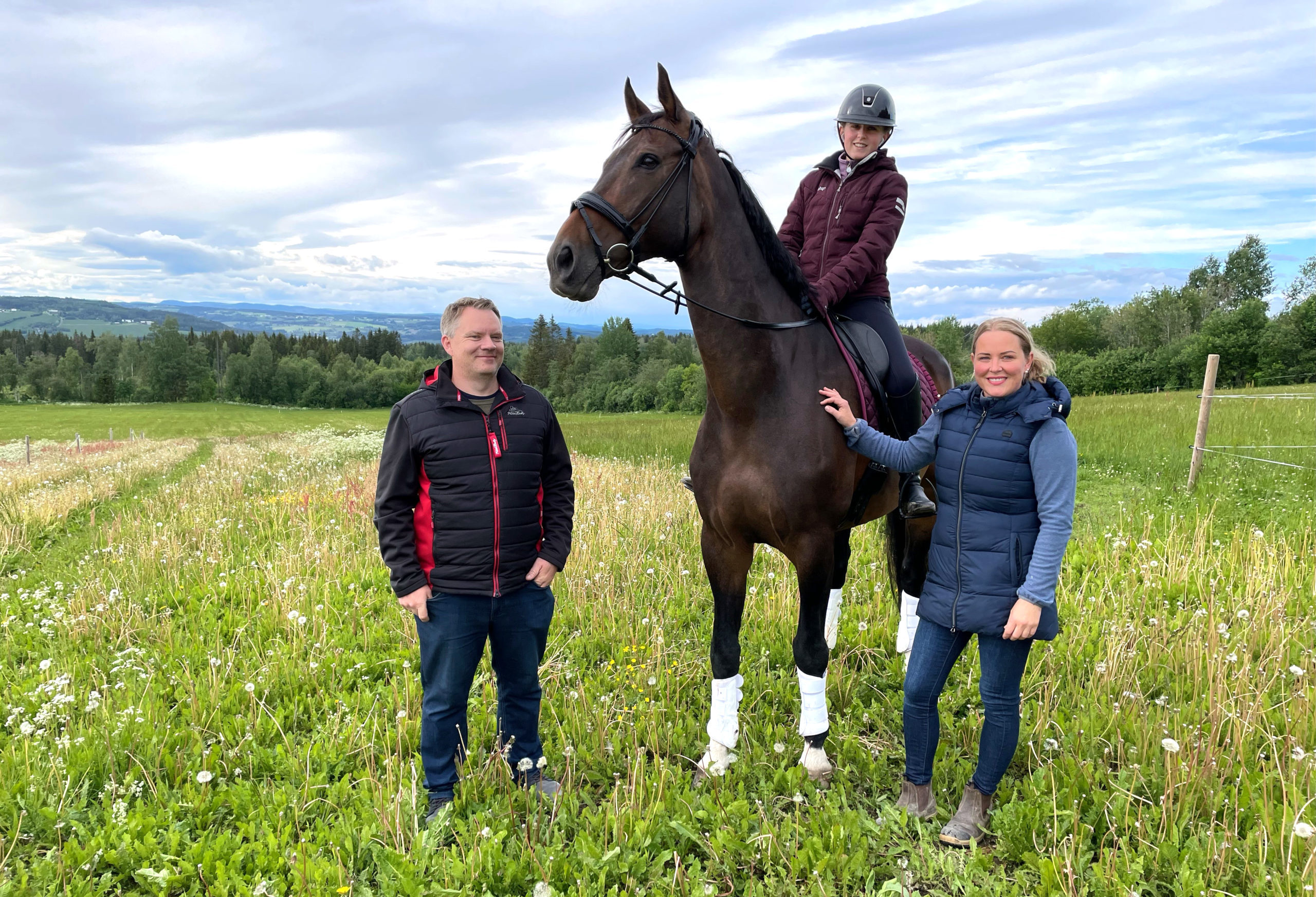 Henning Solberg, Emma Kristin Ramfjord Solberg (på hest) og Jeanette Kristin Ramfjord Solberg.