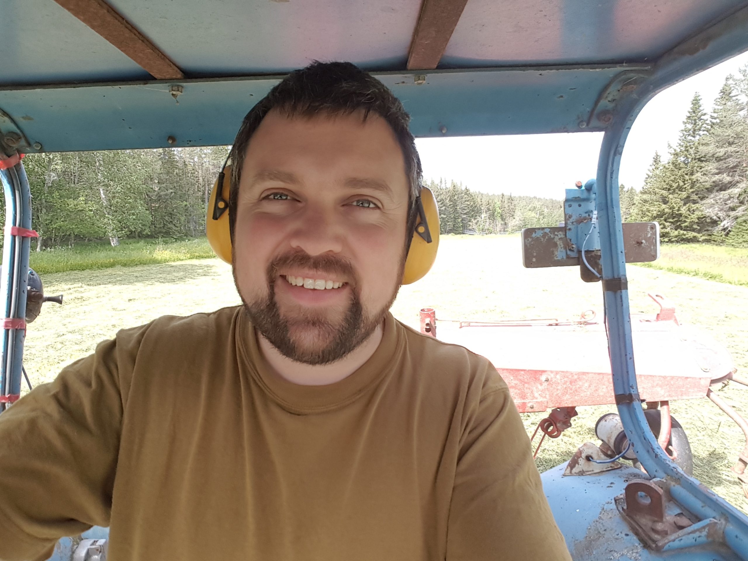 Øivind Løken i traktor.