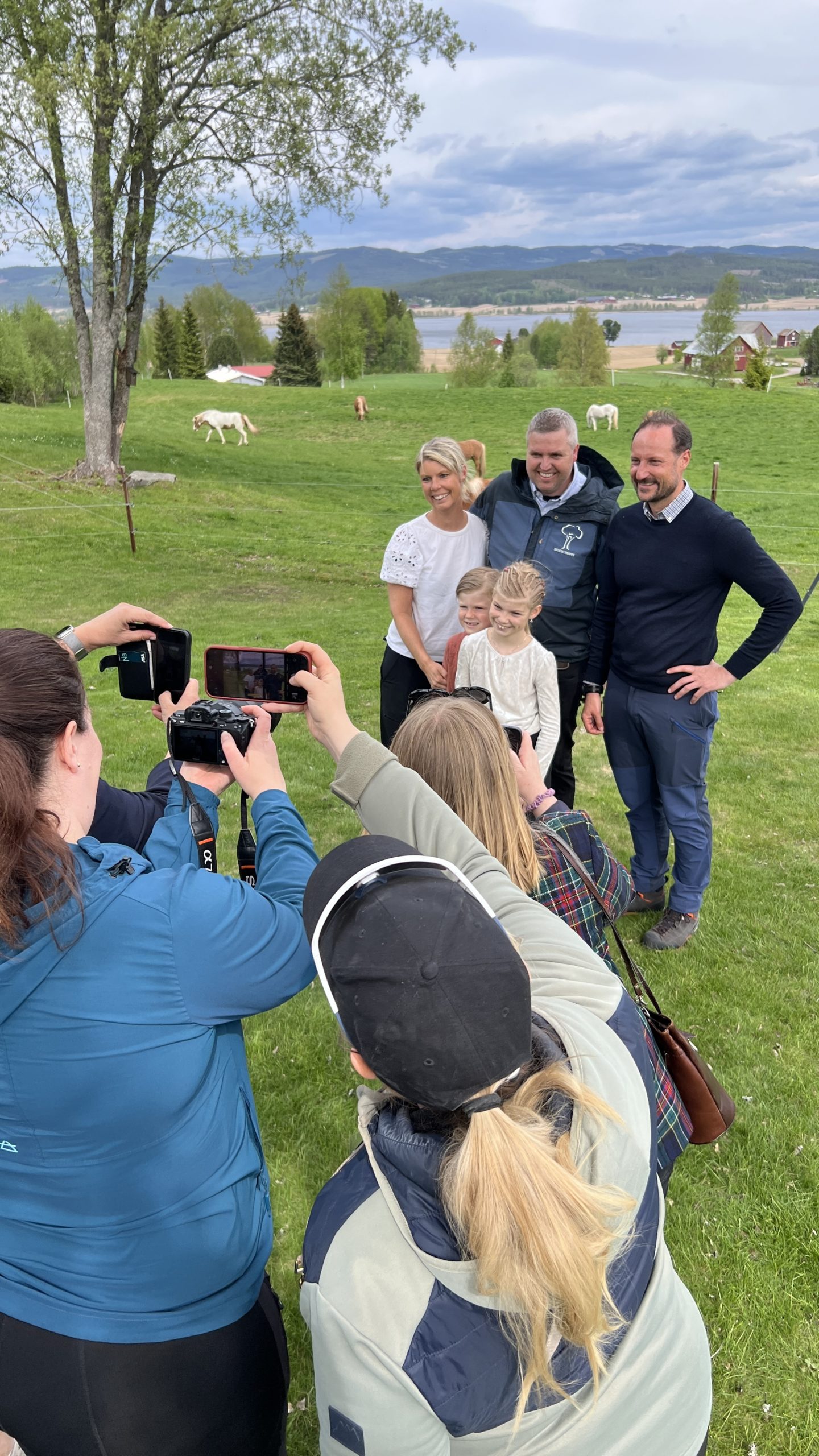 Fotografer tar bilde av kronprinsen og familien Gjems.