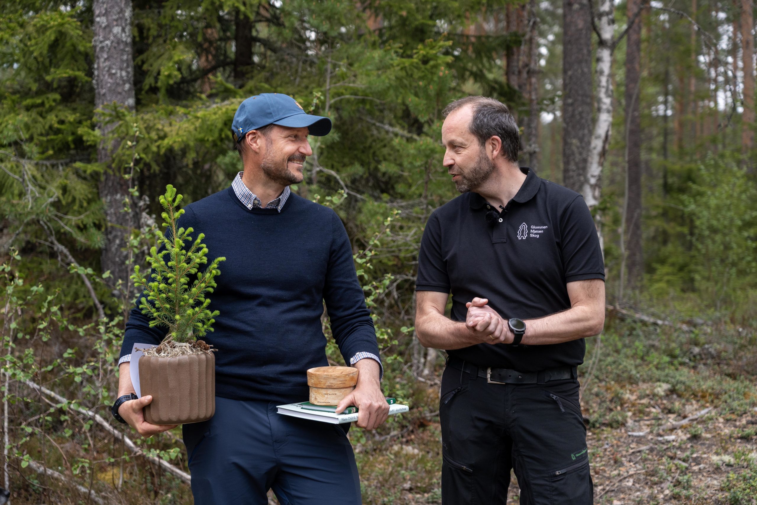 Kronprins Håkon med skogplante og Torgrim Fjellstad.