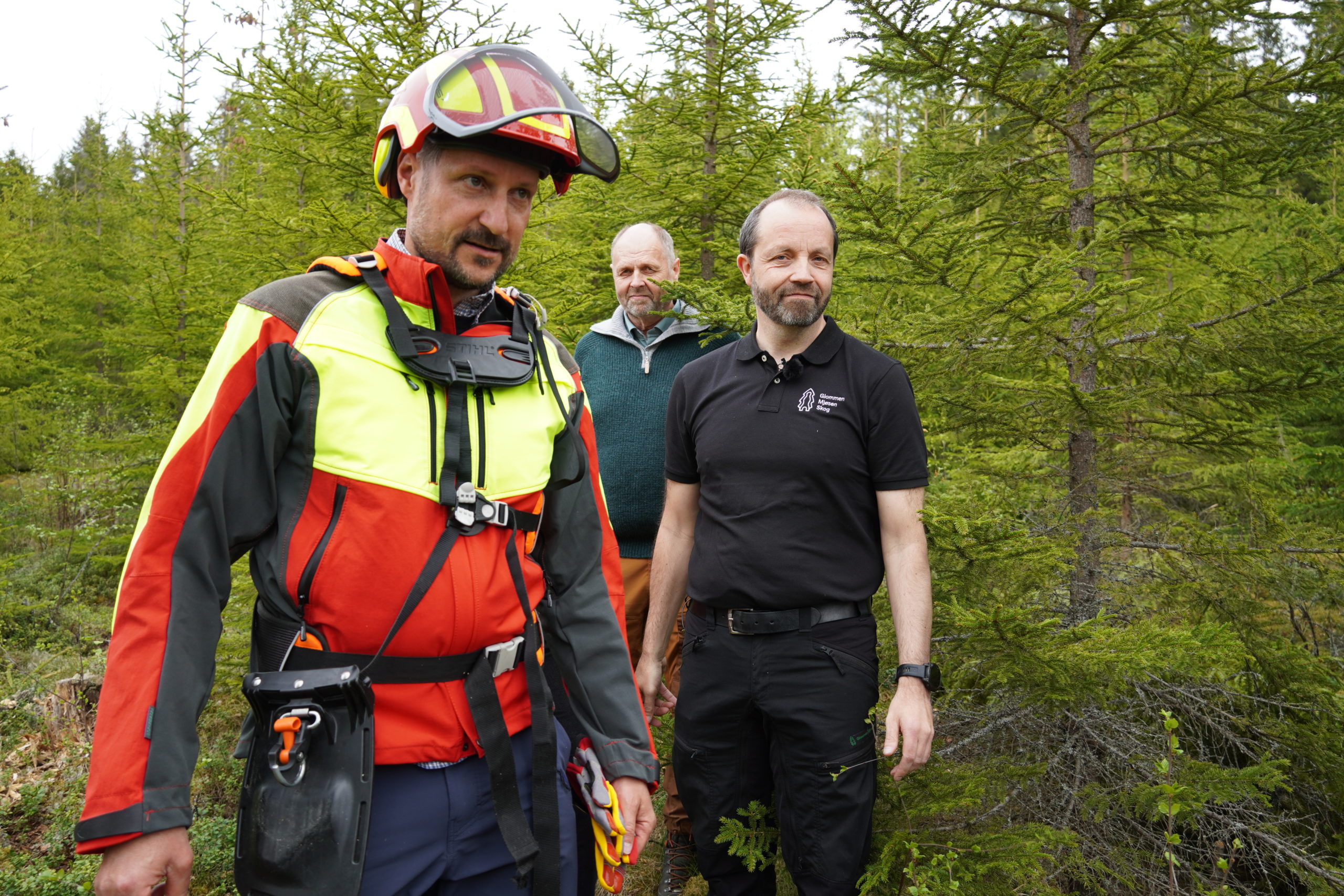 Kronprinsen med verneutstyr sammen med Torgrim Fjellstad og Helge Strætkvern.