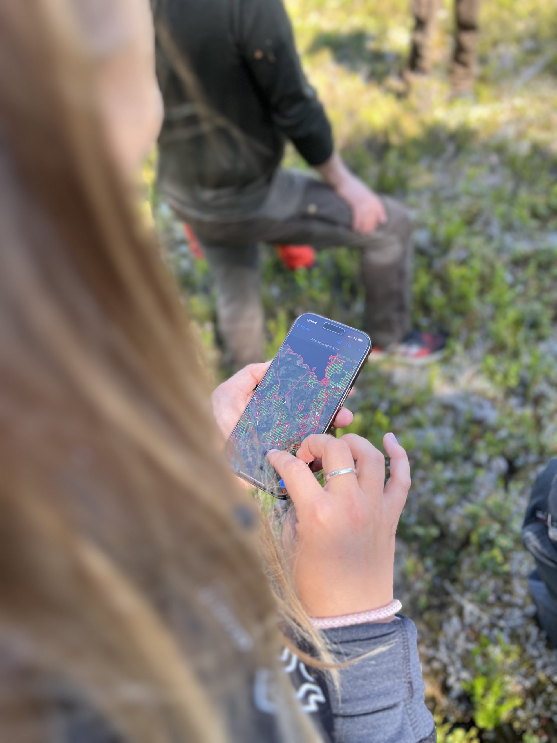 Mobiltelefon med kart på skjermen.