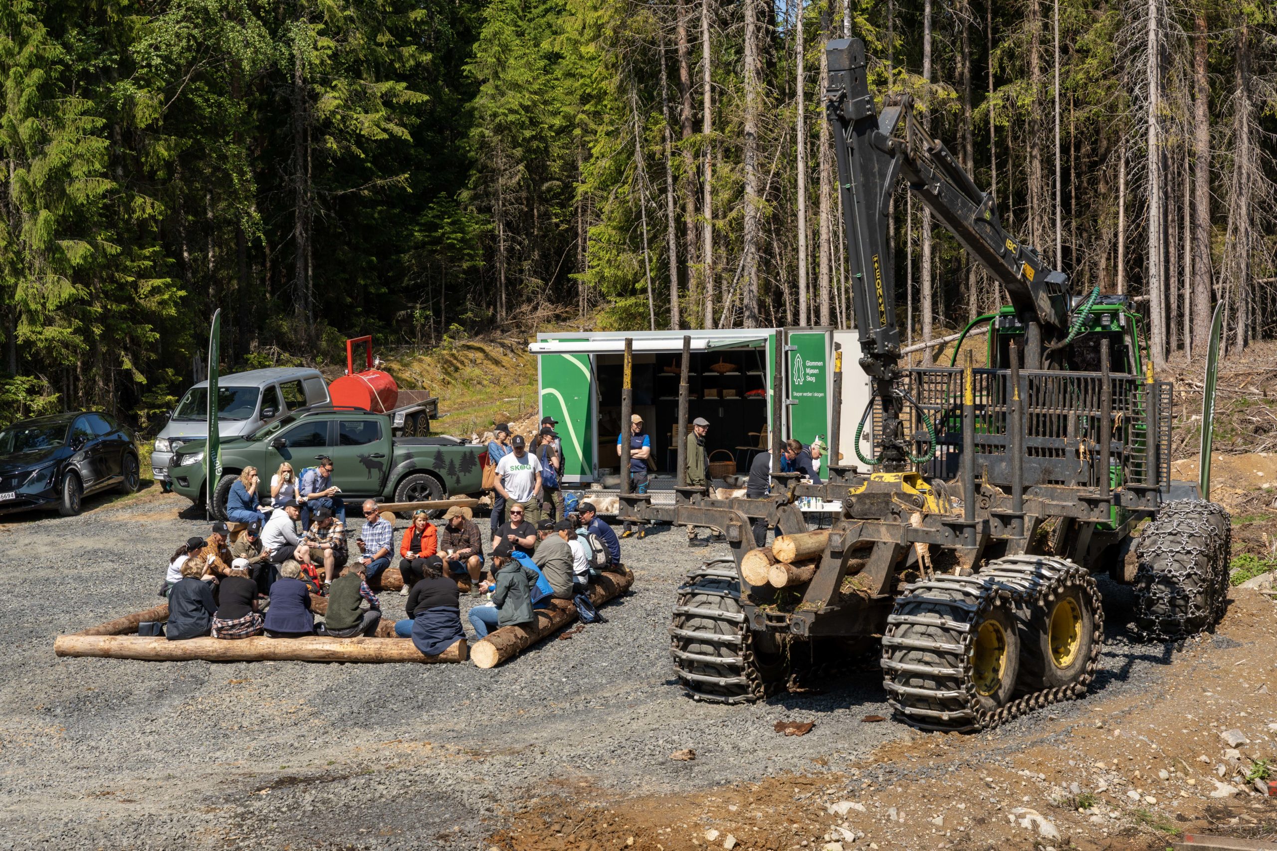 Ute i skogen ble det lunsj og et tettere innblikk i skognæringen. Foto Hans Haug.