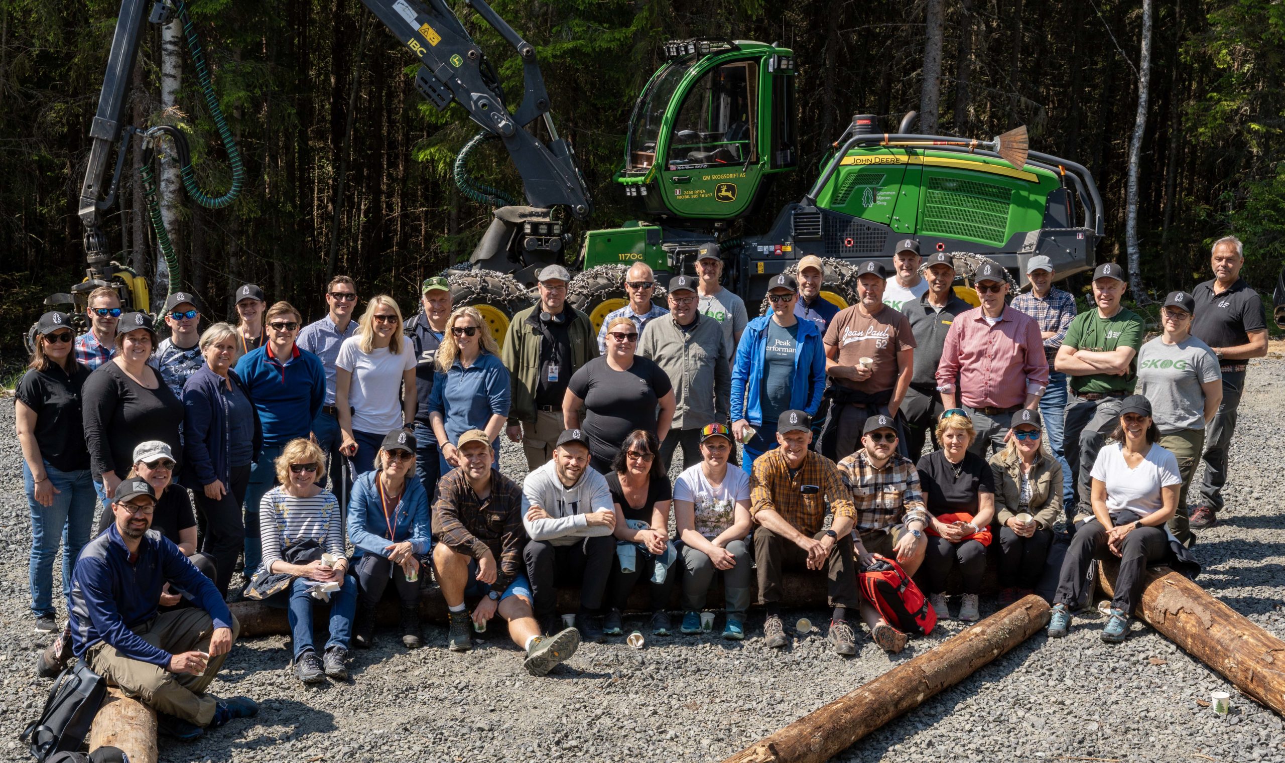 Solid oppmøte på skogdag. Foto Hans Haug.