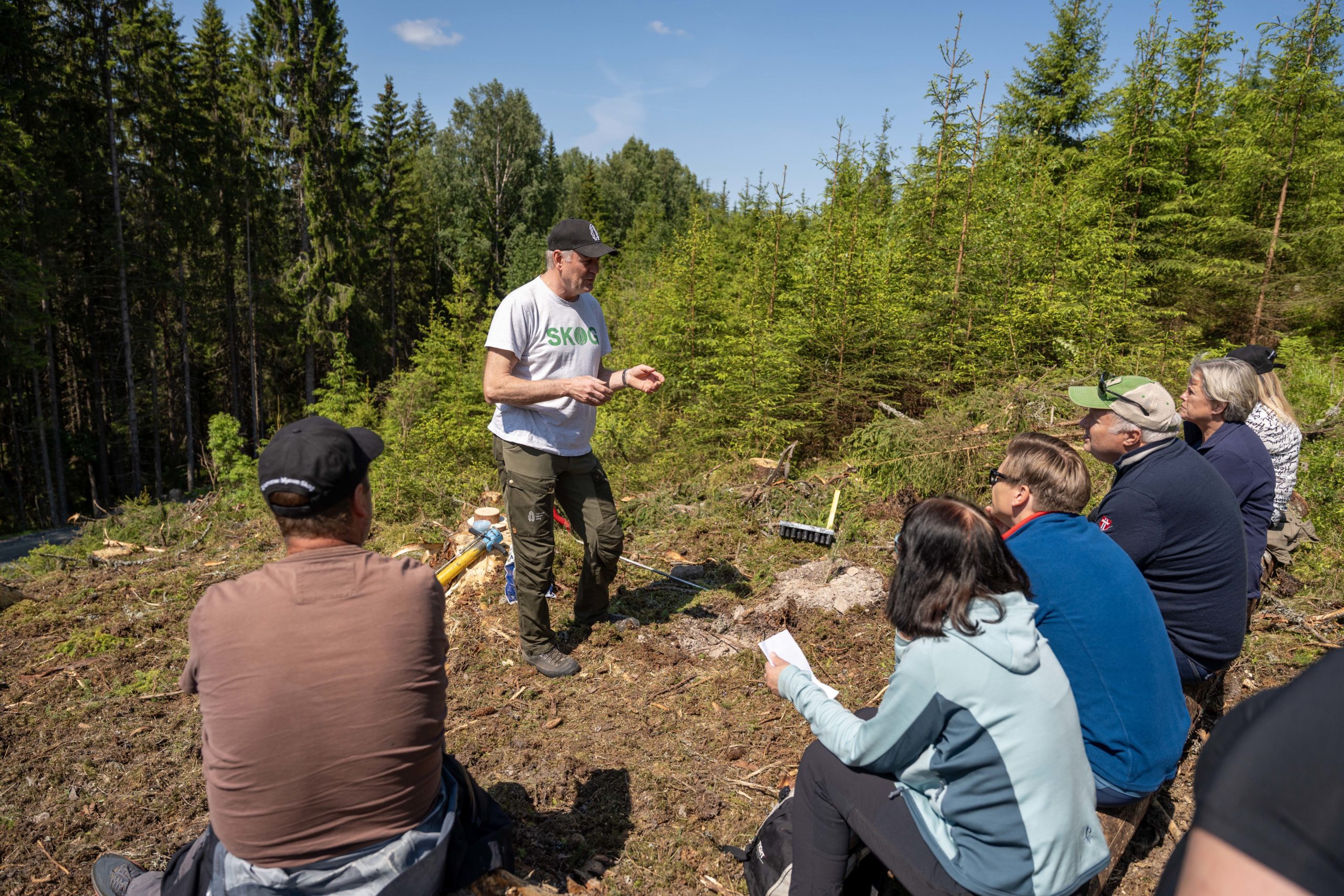 Sverre Holm fortalte om skogskjøtsel, fra planting til hogst. Foto Hans Haug.