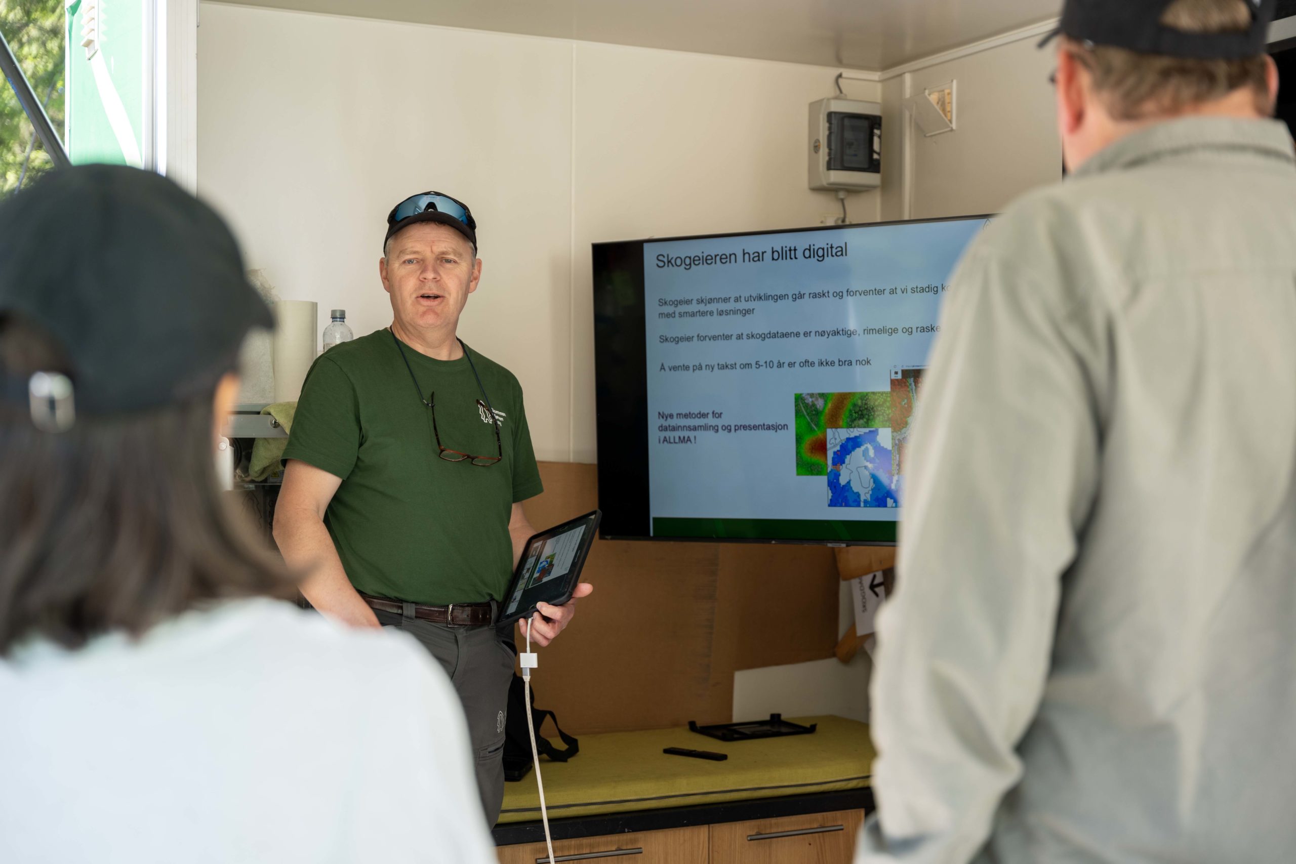 Øystein Nerby, Allma-ekspert i Glommen Mjøsen Skog, viste deltakerne digital skogbruksplan og muligheten den gir for skogeierne. Foto Hans Haug.