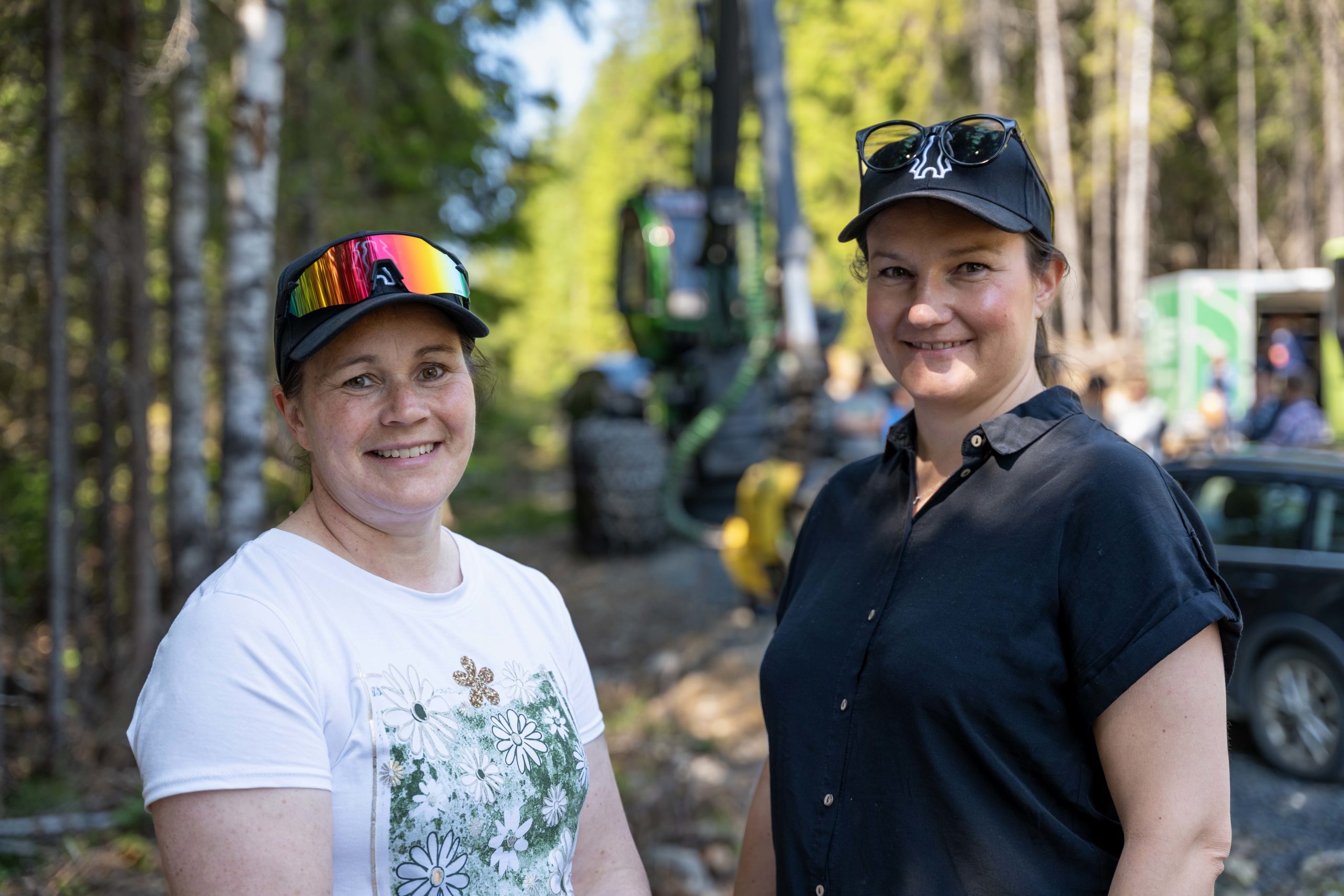 Siv Kari Nordseth og Birgit Berglund hadde en nyttig og fin dag i skogen. Foto Hans Haug.