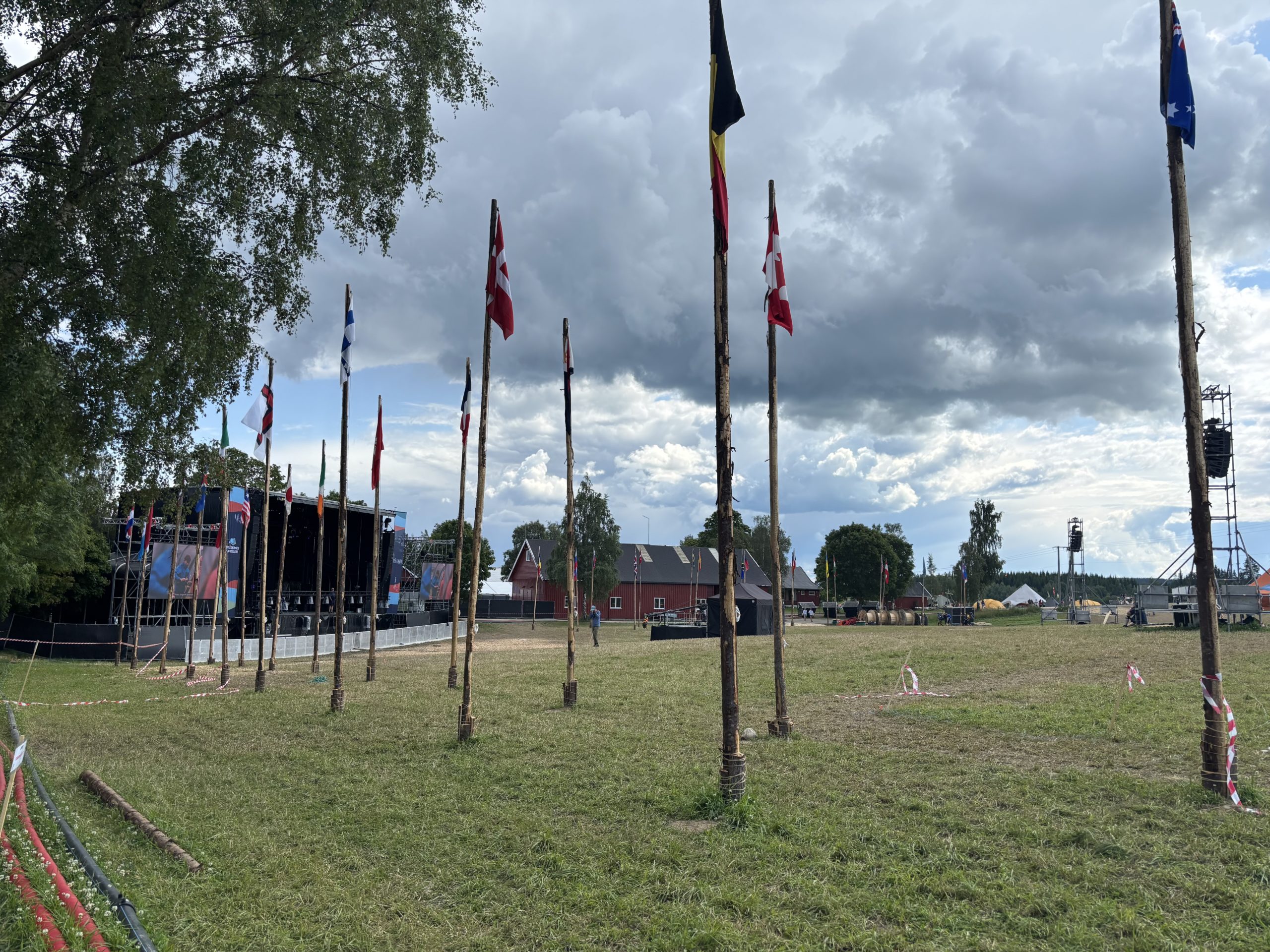 Flaggstenger av tømmerstokker.