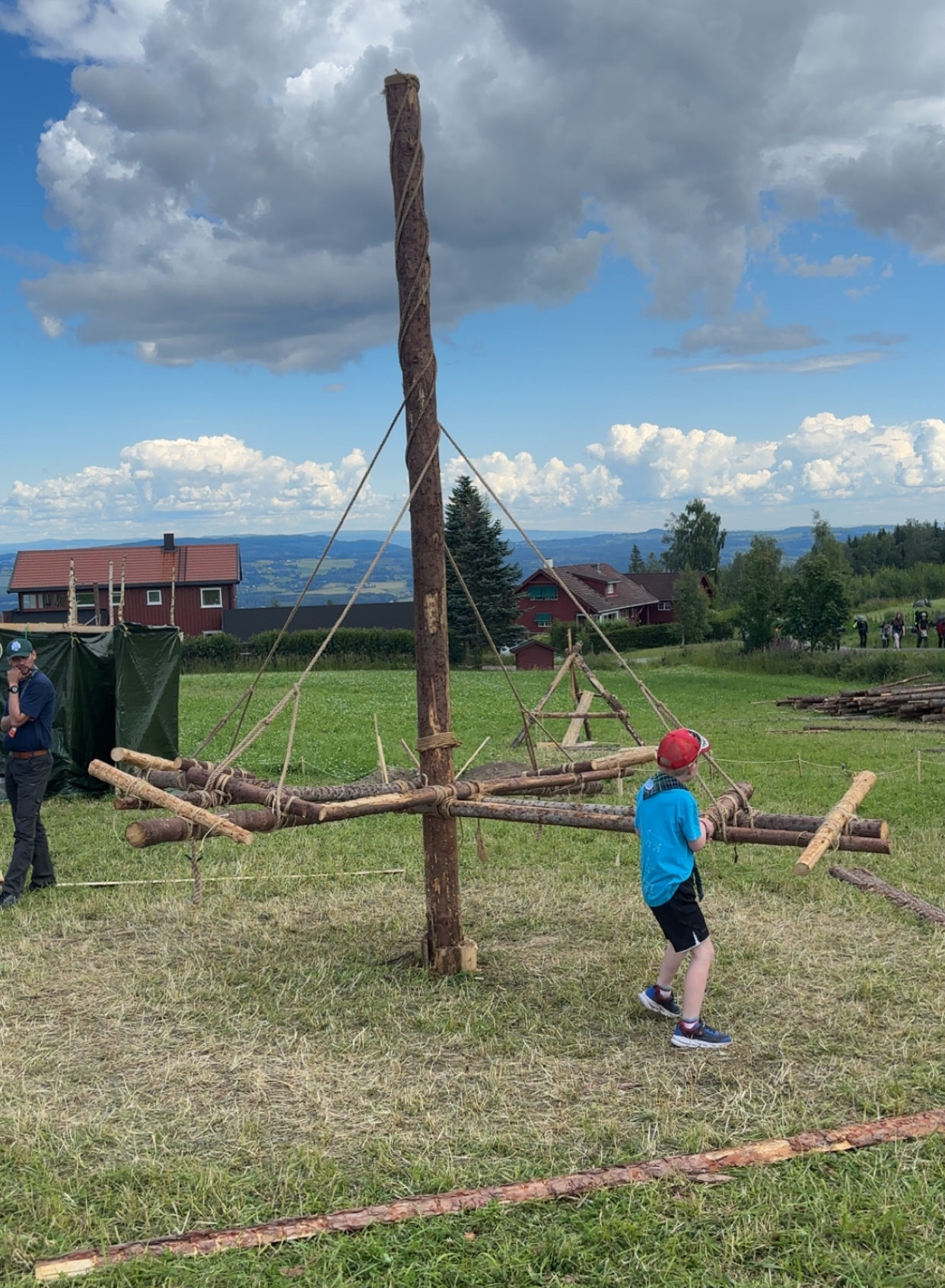 Karusell av tynne tømmerstokker