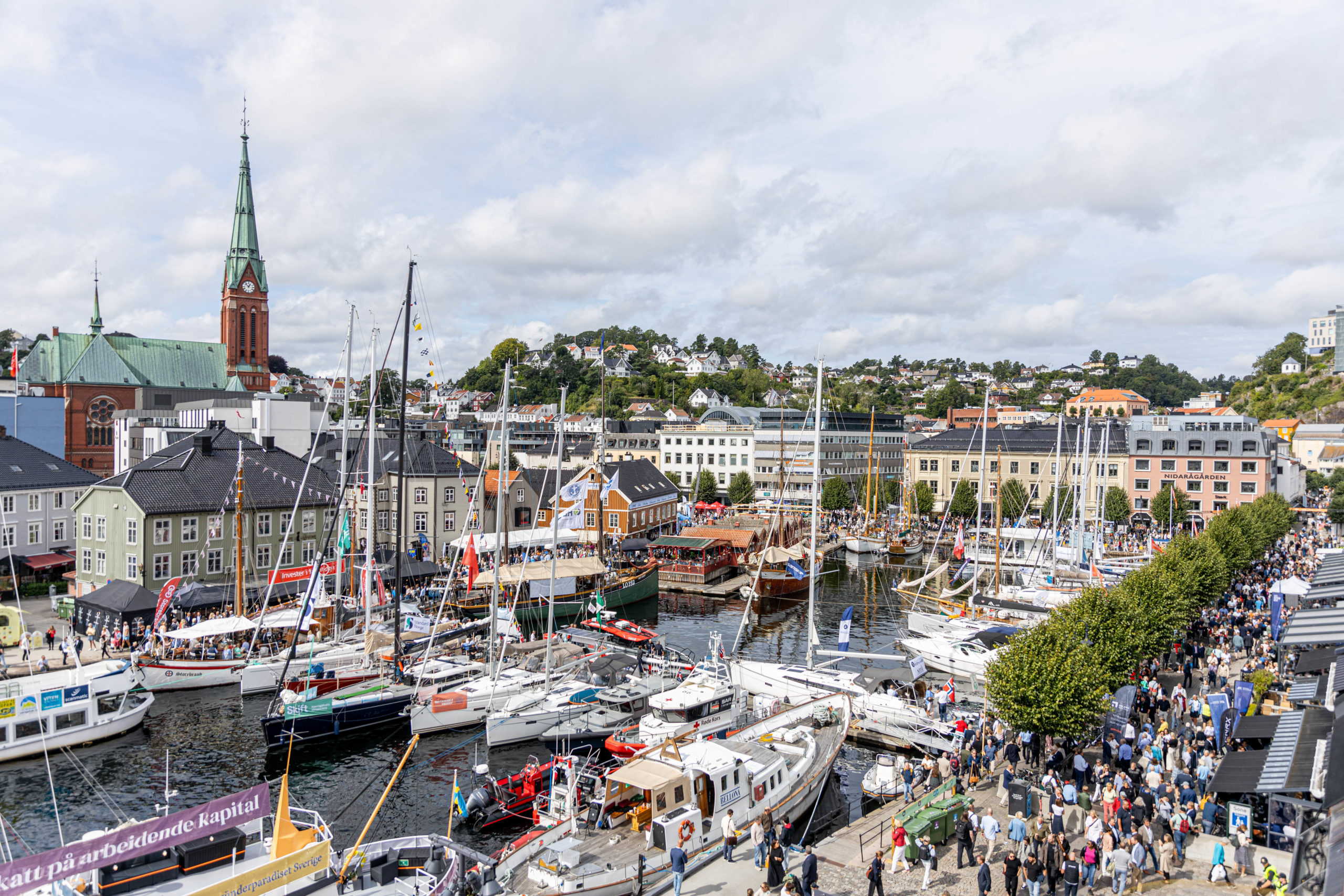 Oversiktsbilde over havna i Arendal under Arendalsuka.