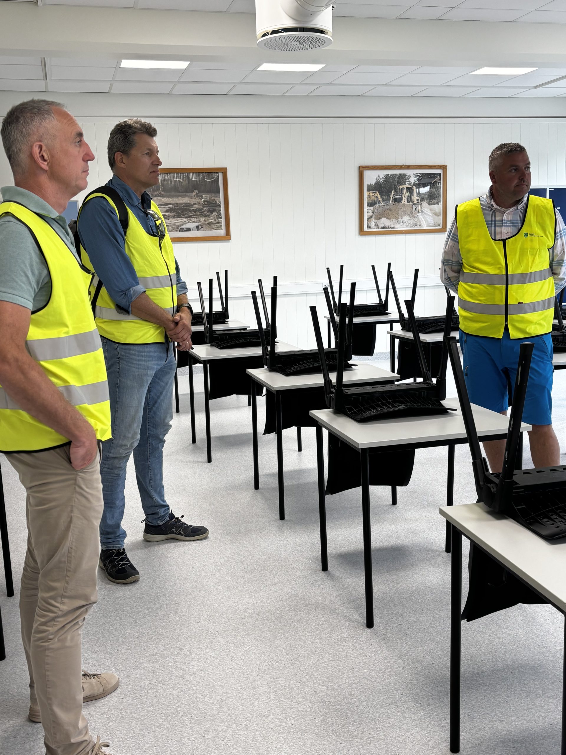 Gudmund Nordtun, Bjørn Lauritzen og Knut Arne Gjems i klasserom.
