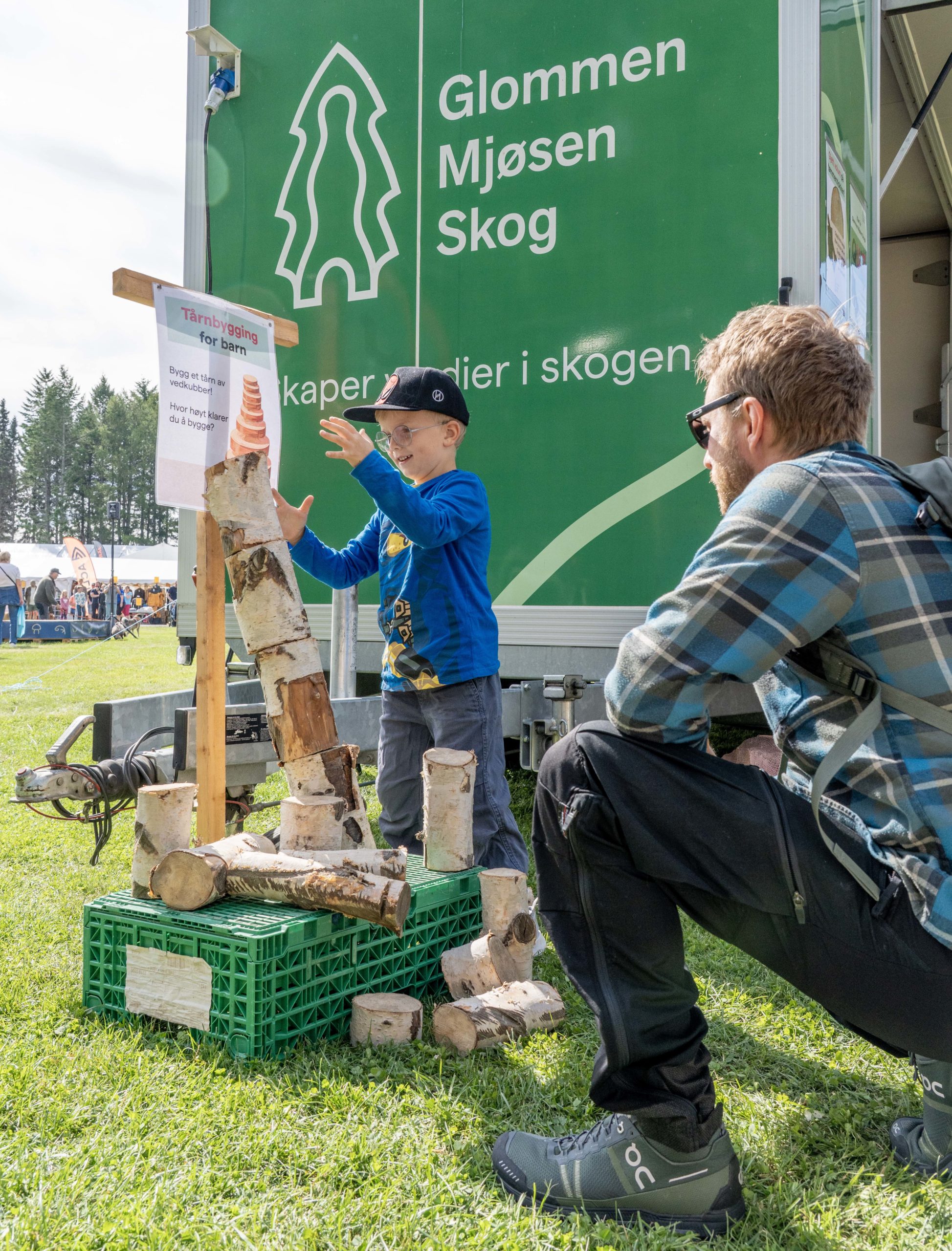 Hvor høyt tårn greier du å lage? Her gjør Syver Brænd en god innsats mens Kristian Brænd følger med.