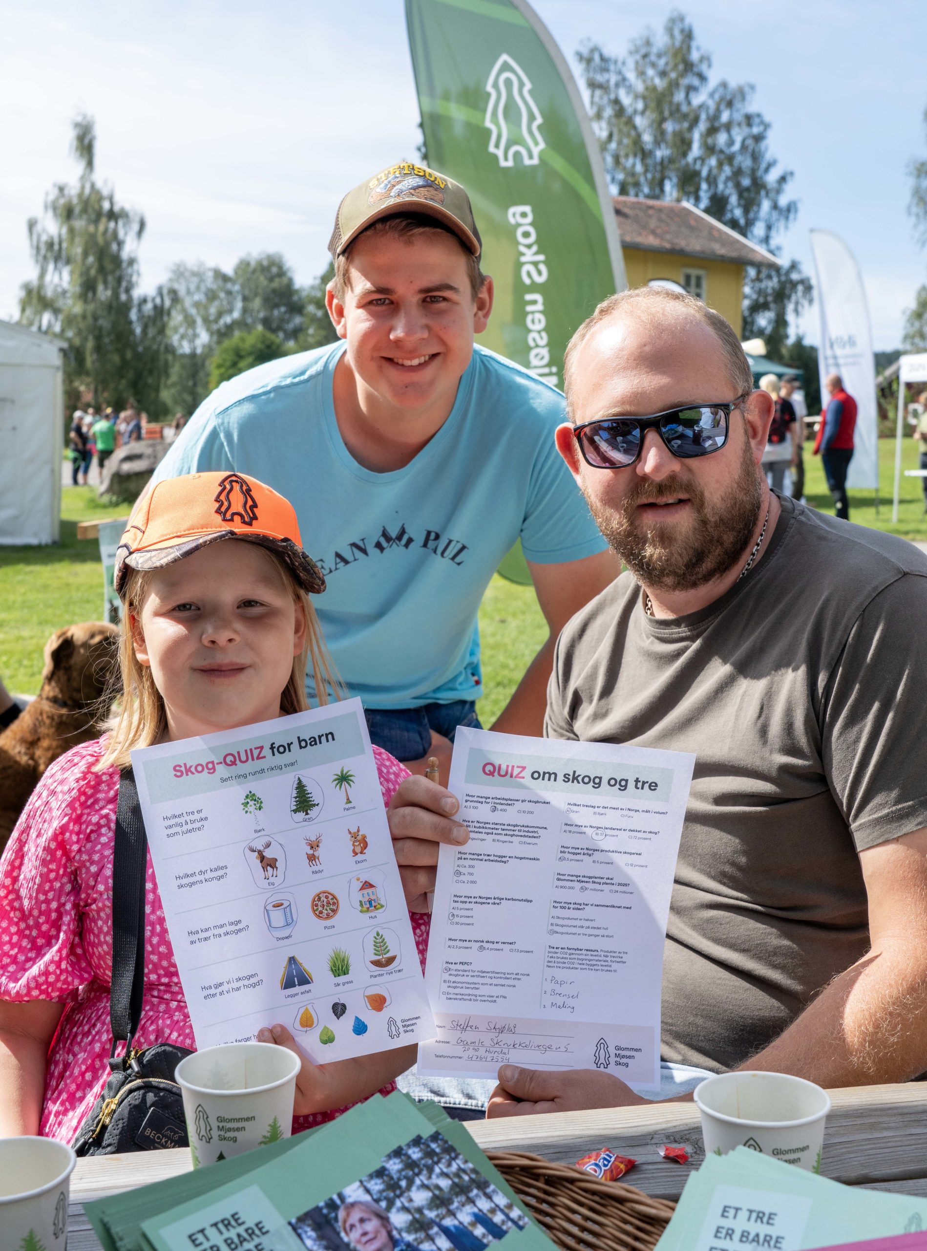 Tomine Kristine Dal Skjølås prøvde seg på skog-quiz for barn mens Marius Dal Skjølås og Steffen Skjølås fikk testet sine kunnskaper på vår tradisjonelle quiz der hovedpremien er Glommen Mjøsen Skog sin turøks.