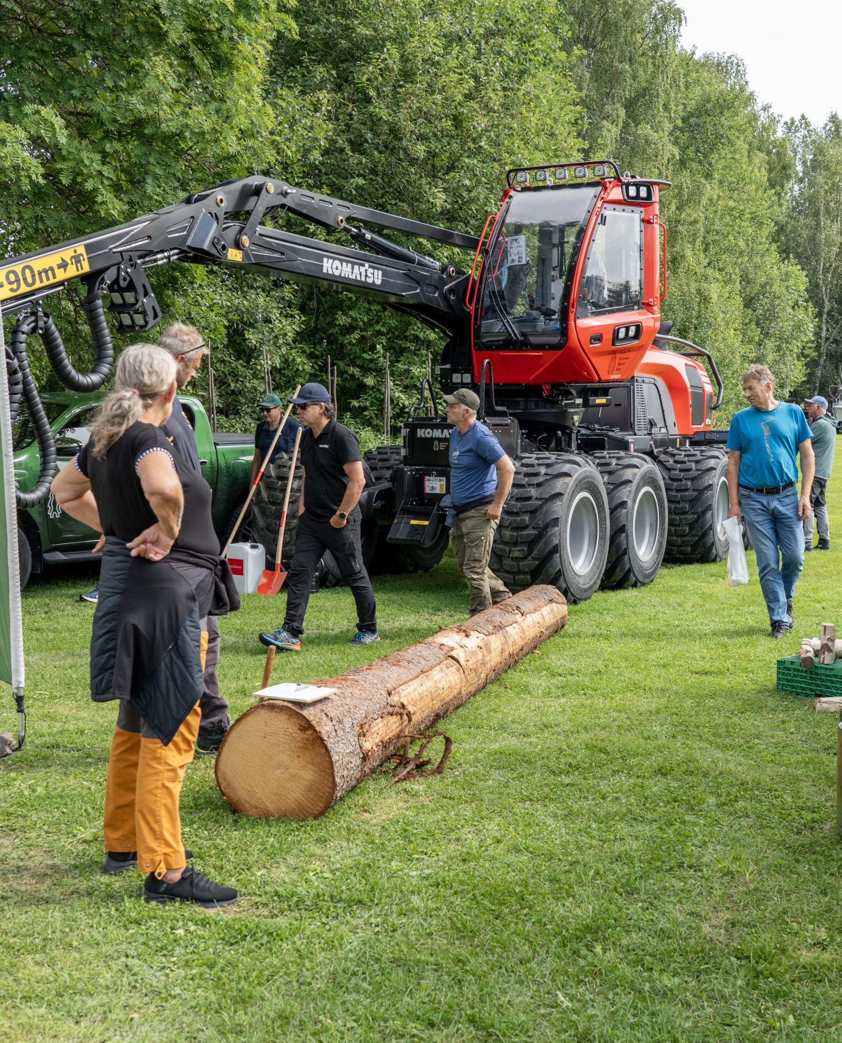 Hvor mange liter rommer denne tømmerstokken? Kom innom vår stand og avgi ditt svar i løpet av helga. De tre nærmeste vinner Glommen Mjøsen Skog sin turøks.