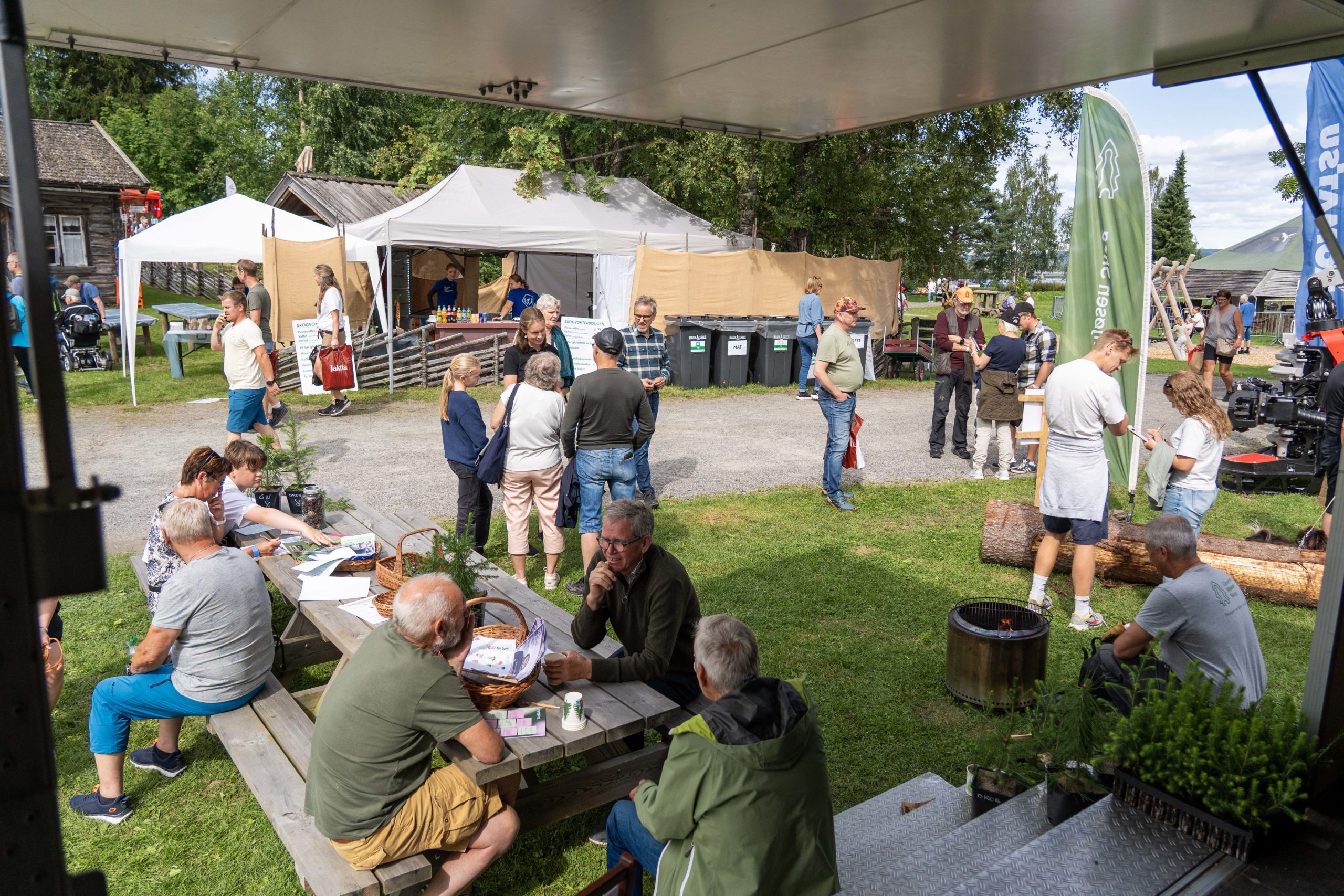 Stor aktivitet på Glommen Mjøsen Skog sin stand torsdag formiddag.