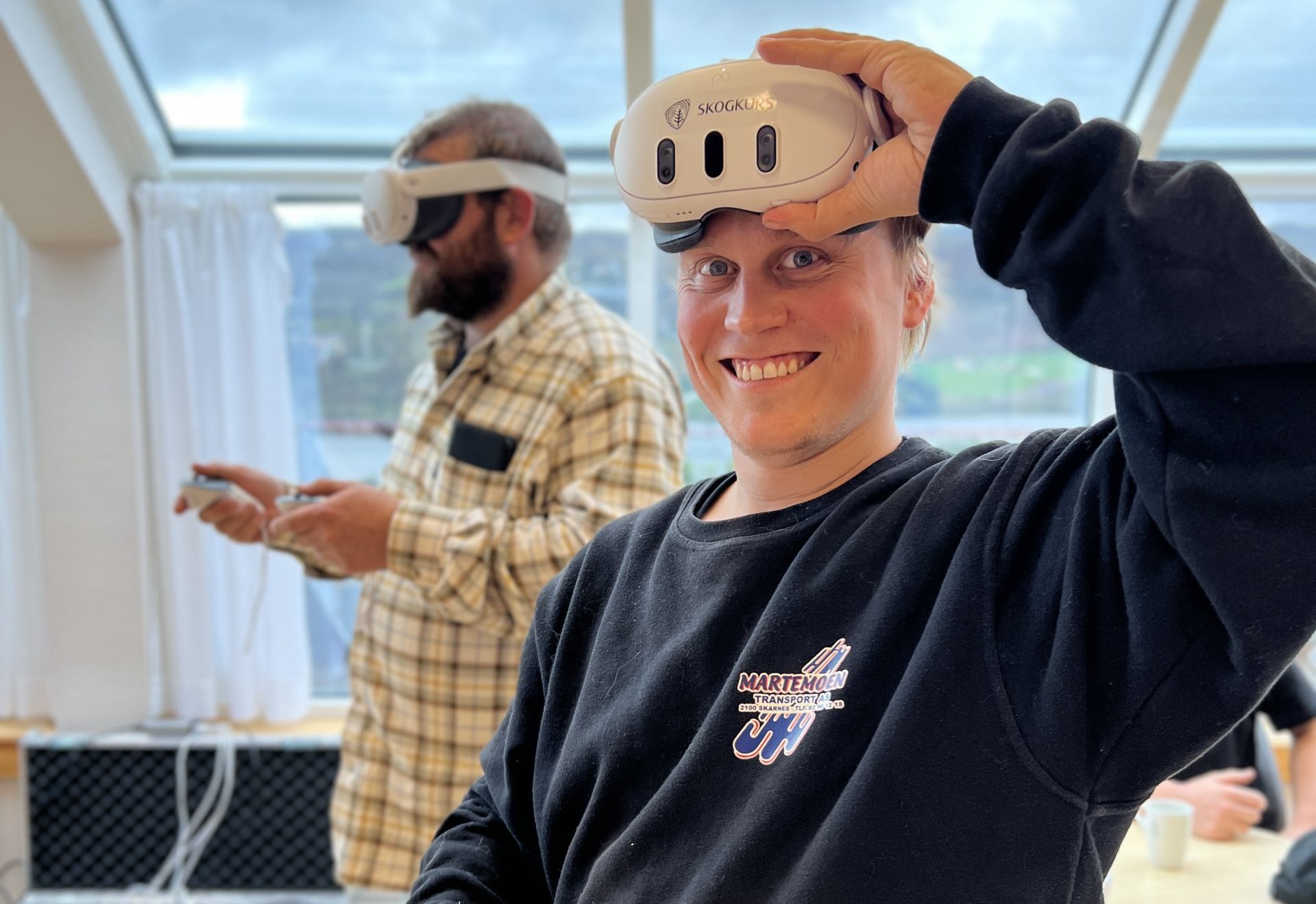 Kenneth Nyhus titter fram under VR-briller han har på hodet