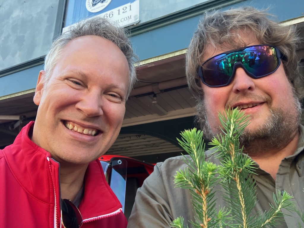Jon-Ivar Nygård og Fredrik Bjerketvedt med granplante.