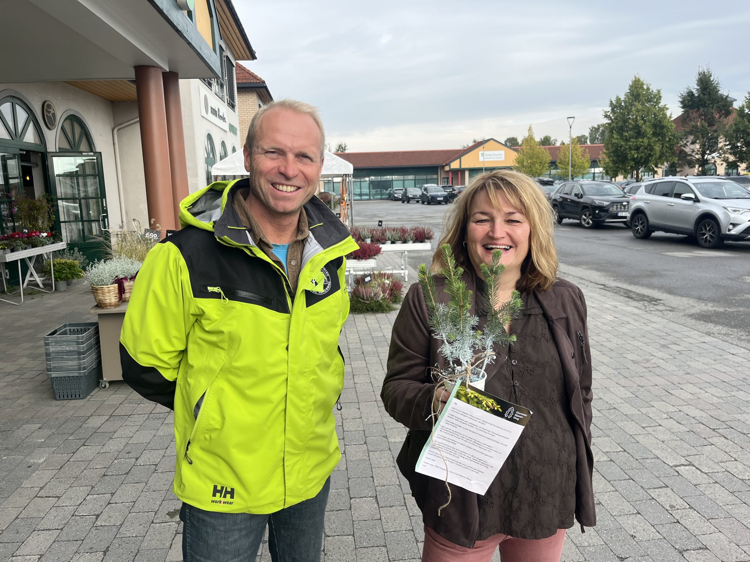 Gaute Nøkleholm og Line Mette Teigland. (med skogplante).