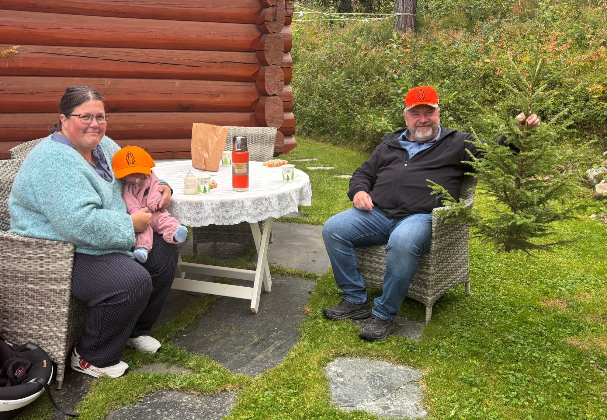Ragnhild Solhjemslie med baby og Bengt Fasteraune med skogplante.