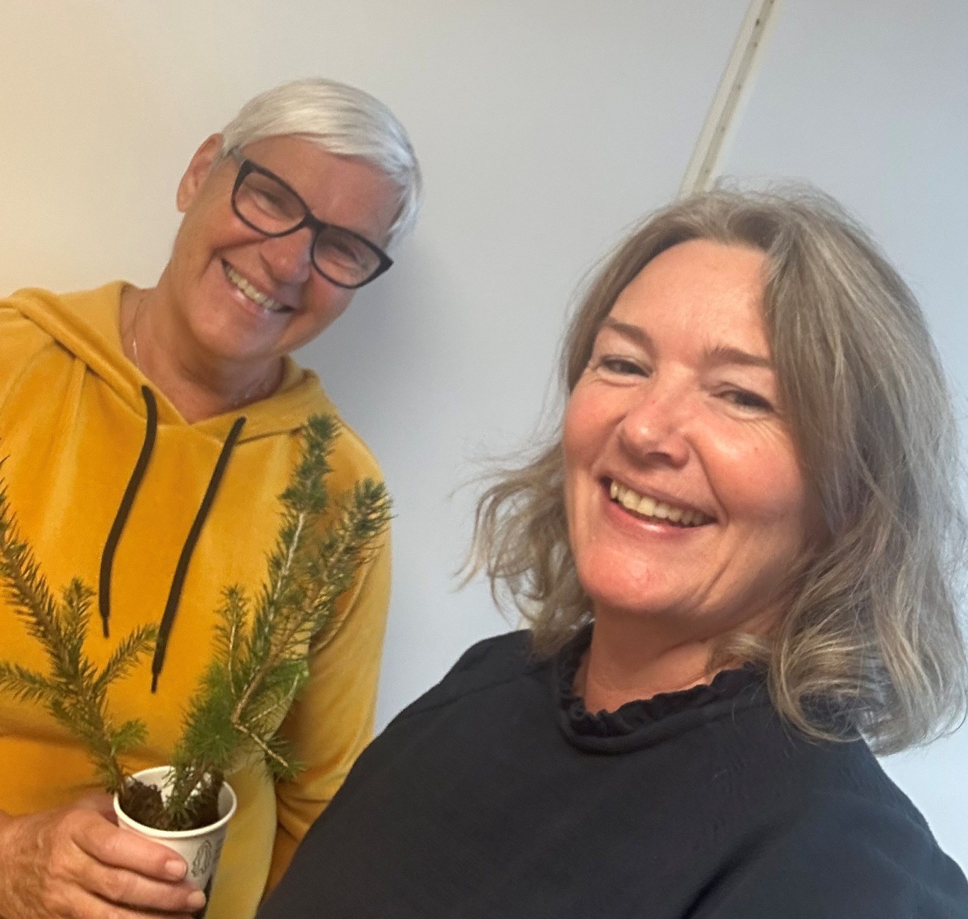 Jytte Sonne Juliussen (med skogplante) og Ellen Traaseth.